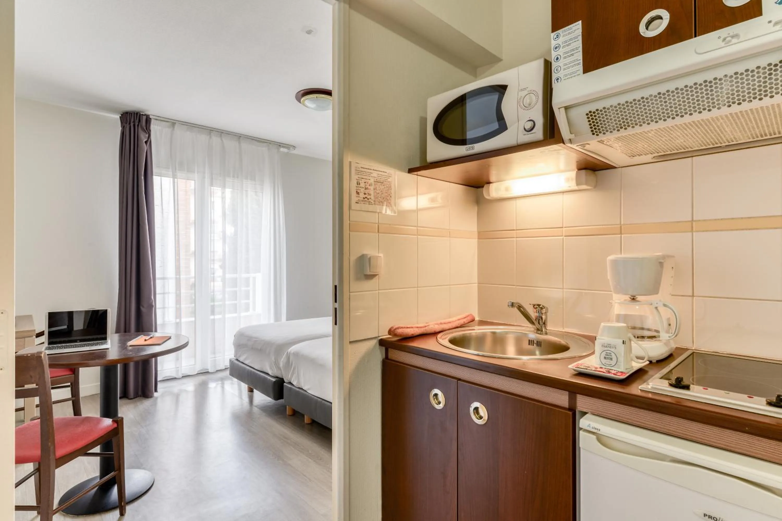 Kitchen or kitchenette, Bed in Zenitude Hôtel-Résidences Béziers Centre