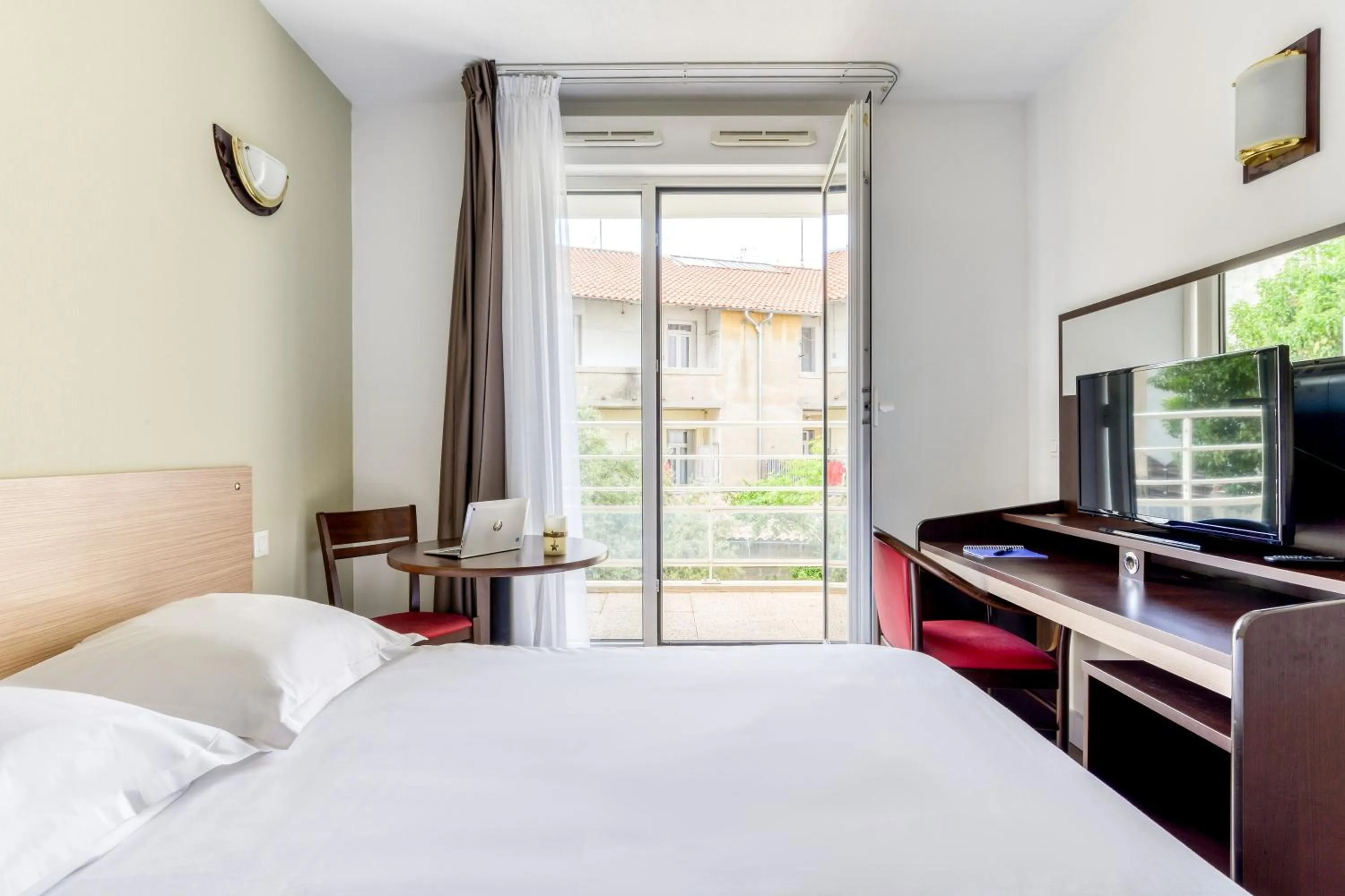 Bed in Zenitude Hôtel-Résidences Béziers Centre