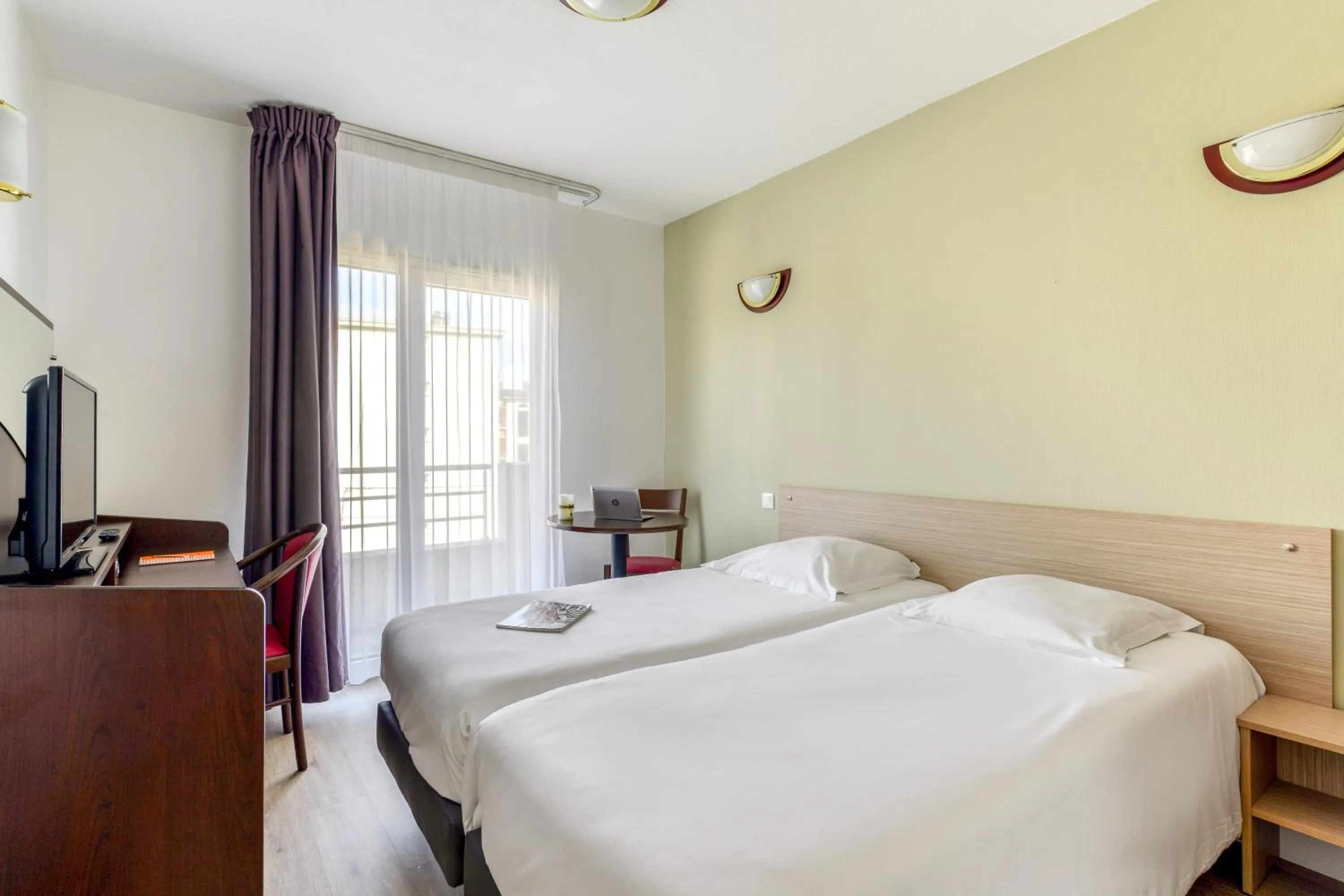 Bed in Zenitude Hôtel-Résidences Béziers Centre