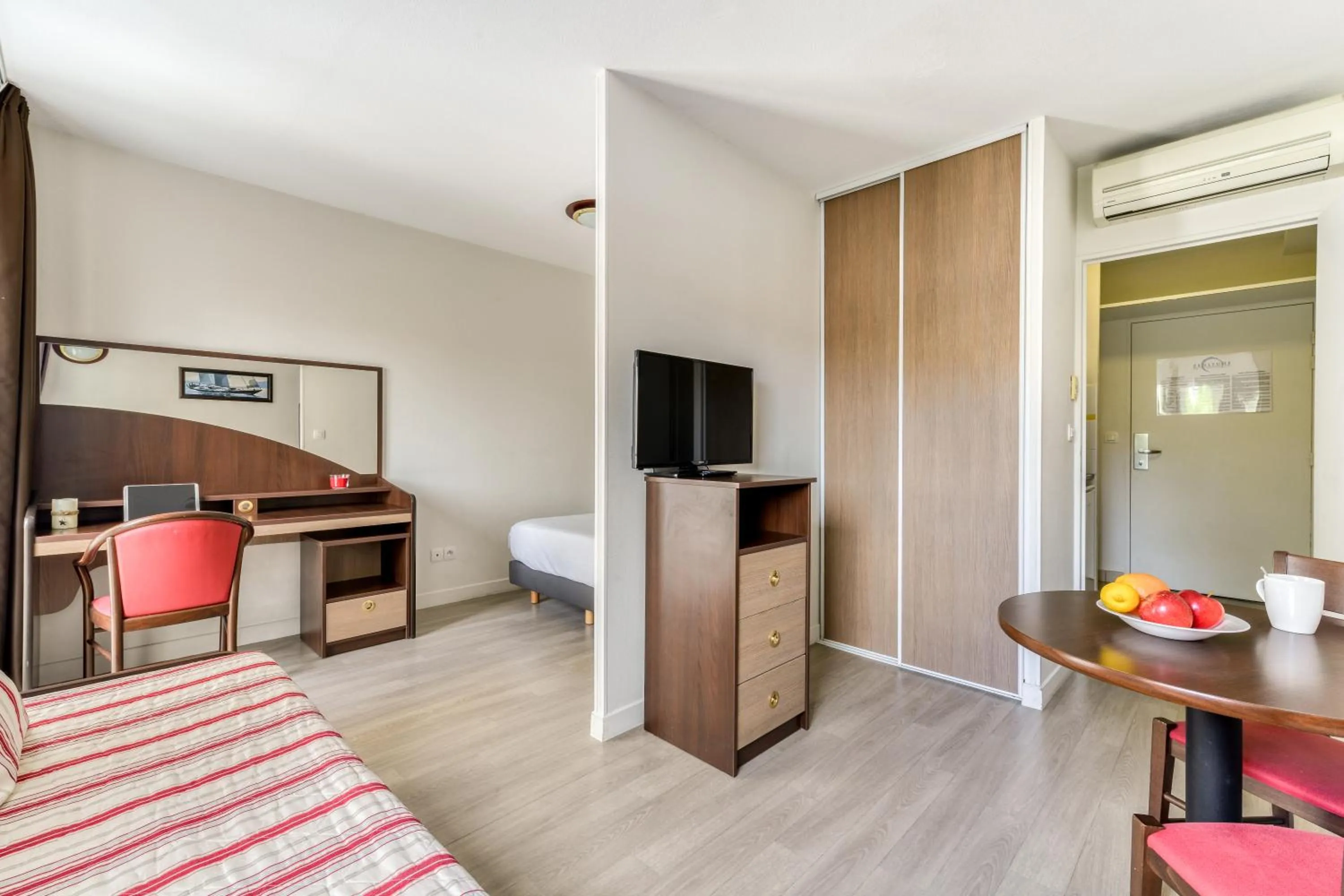 Photo of the whole room, Bed in Zenitude Hôtel-Résidences Béziers Centre