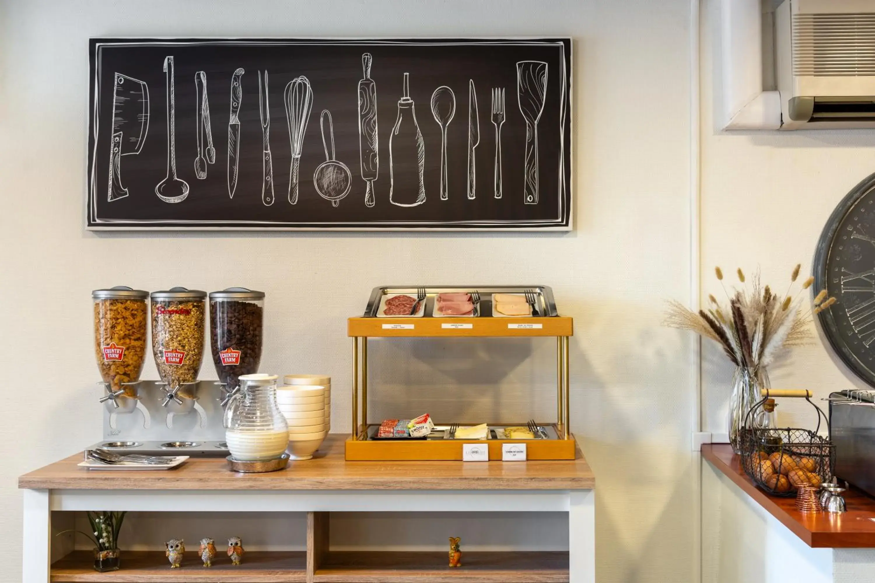 Buffet breakfast in Zenitude Hôtel-Résidences Béziers Centre Buffet breakfast in Zenitude Hôtel-Résidences Béziers Centre