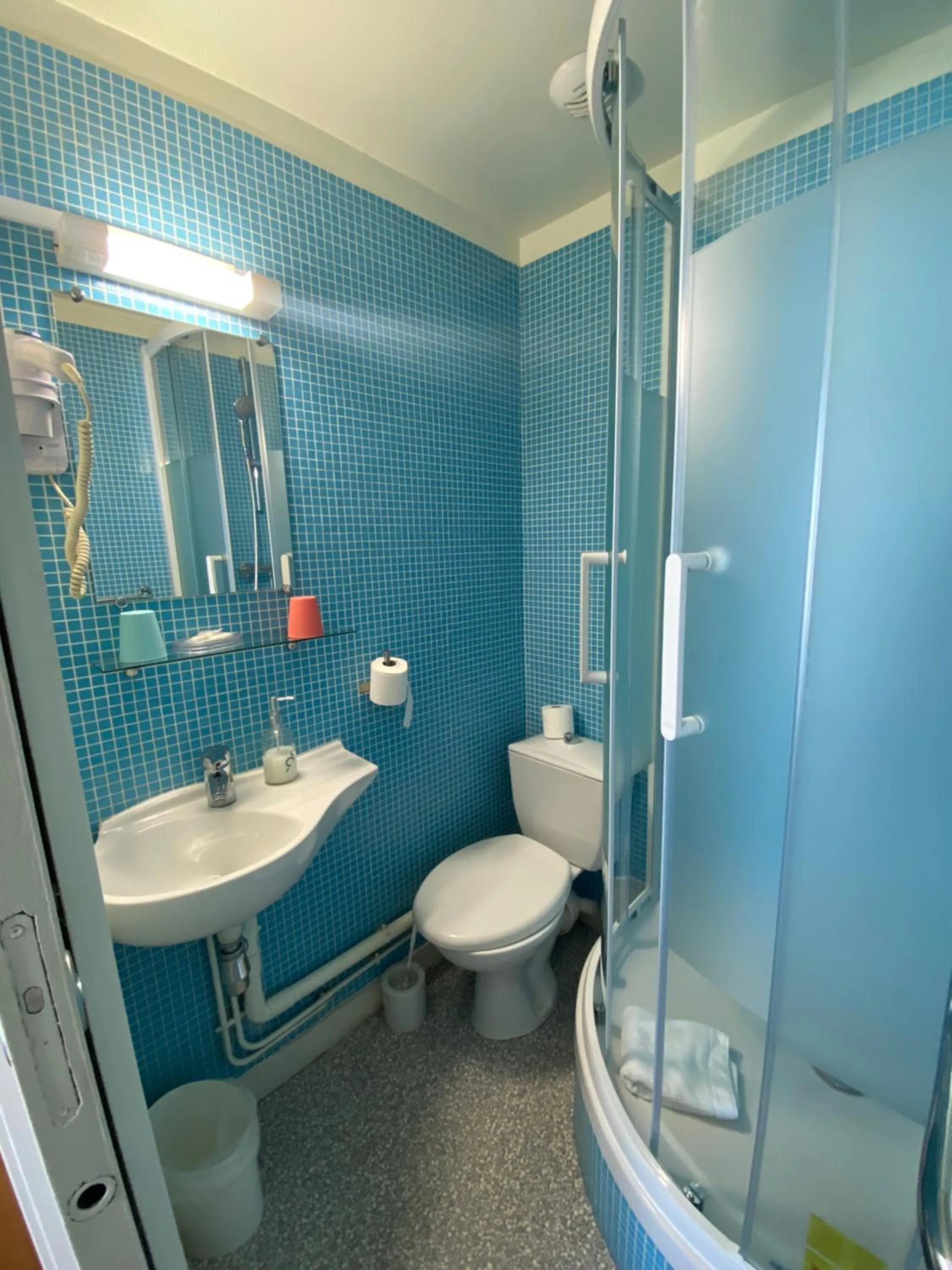 Shower in Oscar Hôtel Le Havre Centre