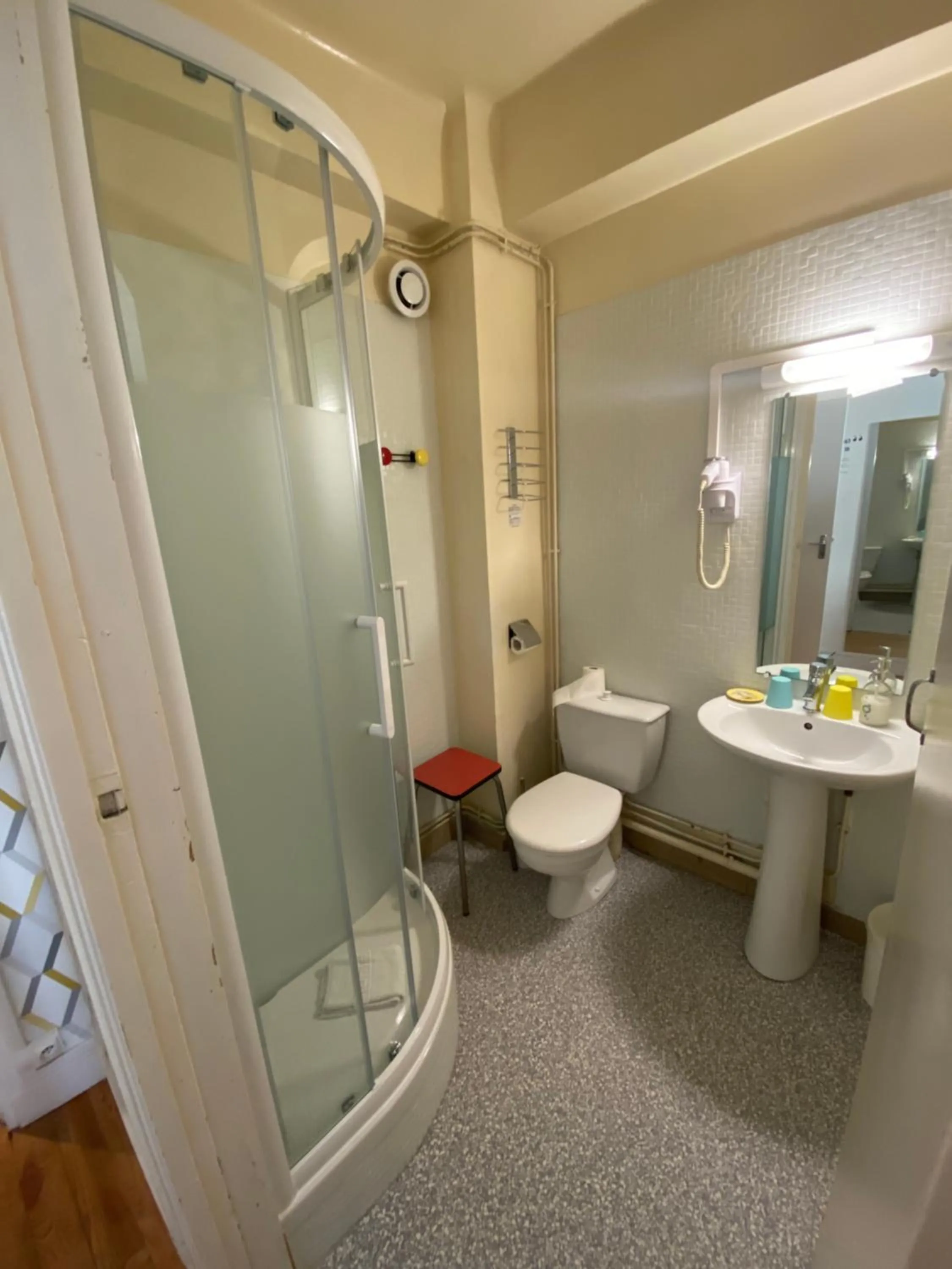 Shower in Oscar Hôtel Le Havre Centre