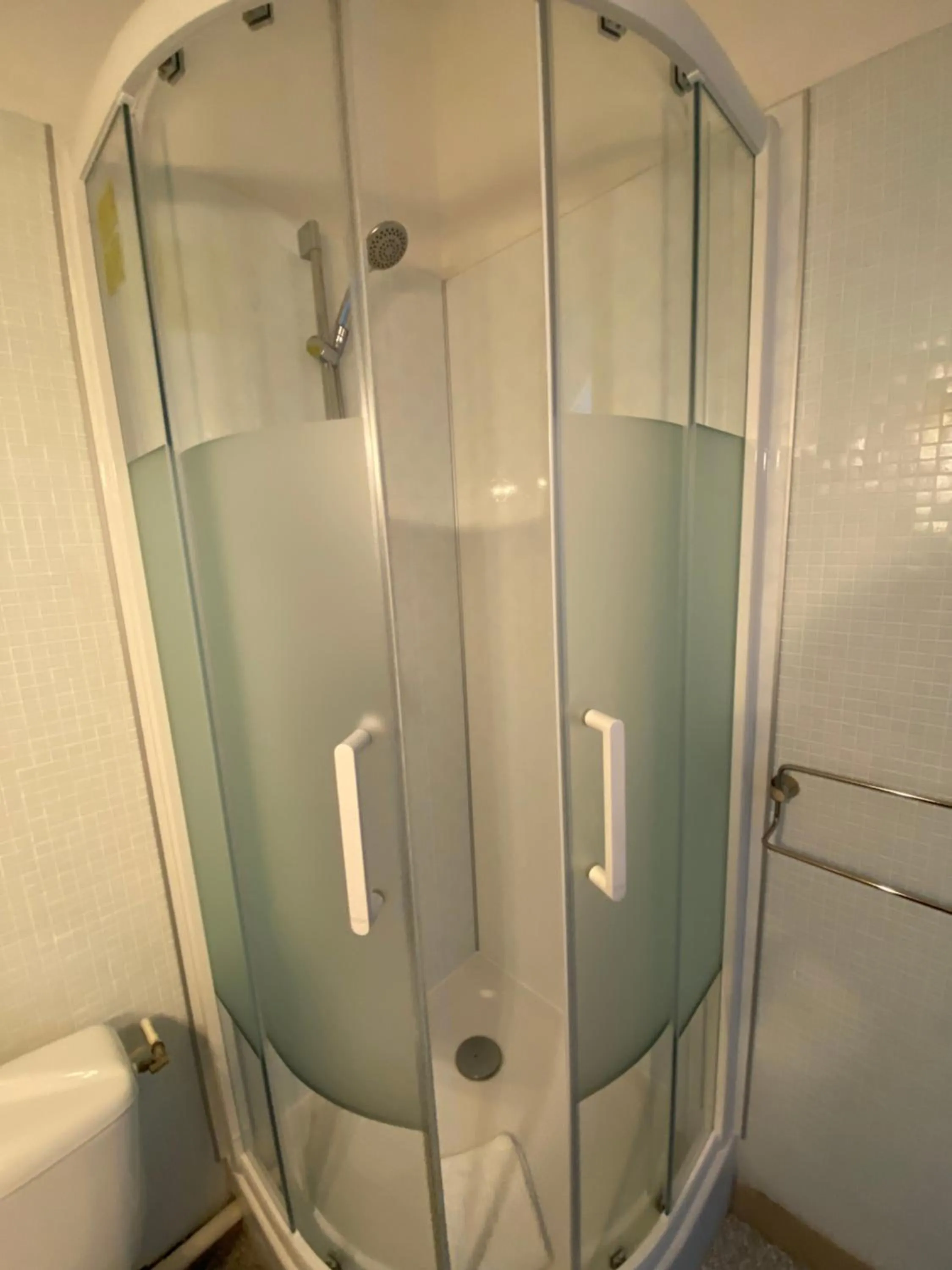 Shower in Oscar Hôtel Le Havre Centre