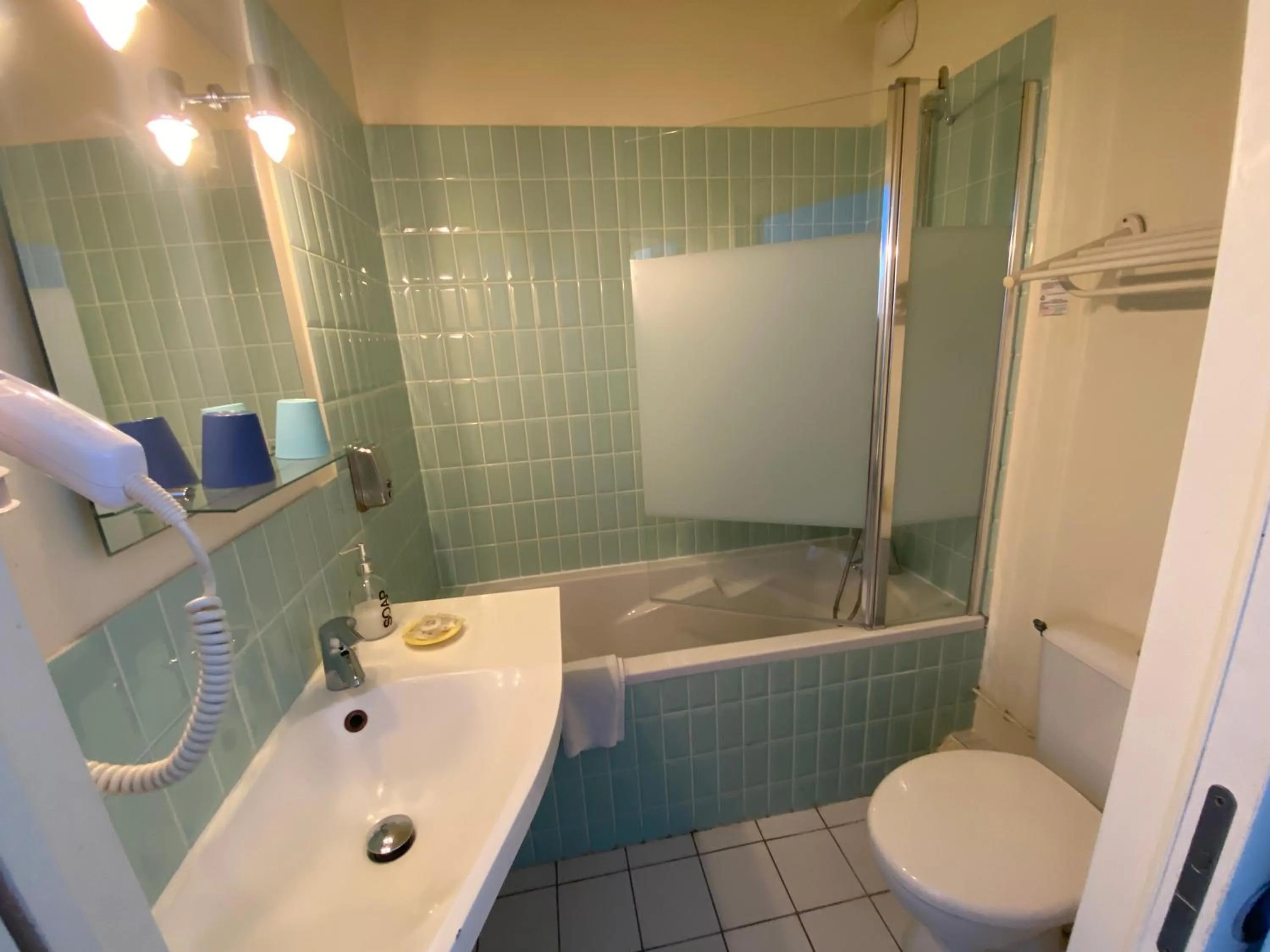 Toilet in Oscar Hôtel Le Havre Centre