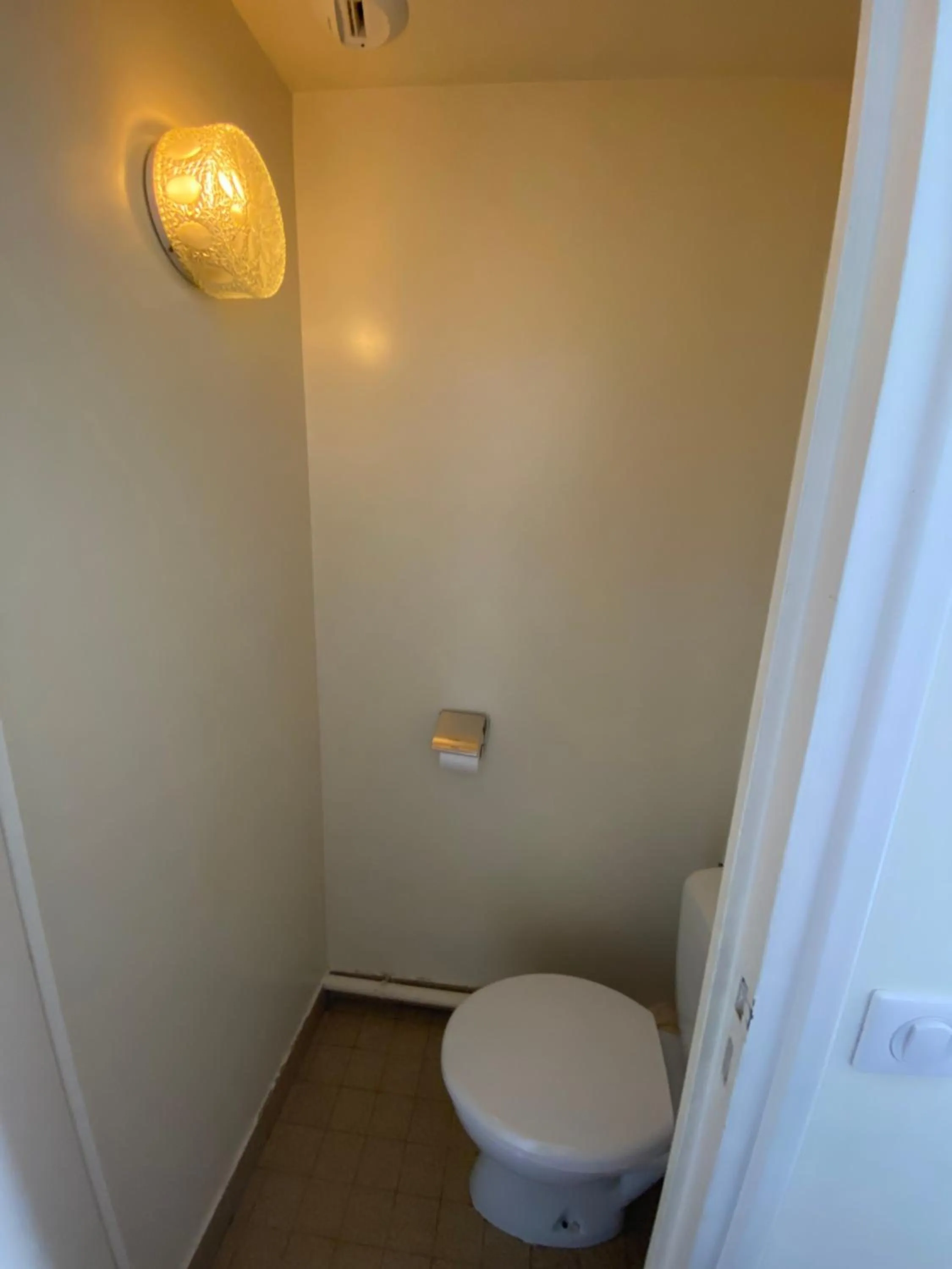 Toilet in Oscar Hôtel Le Havre Centre