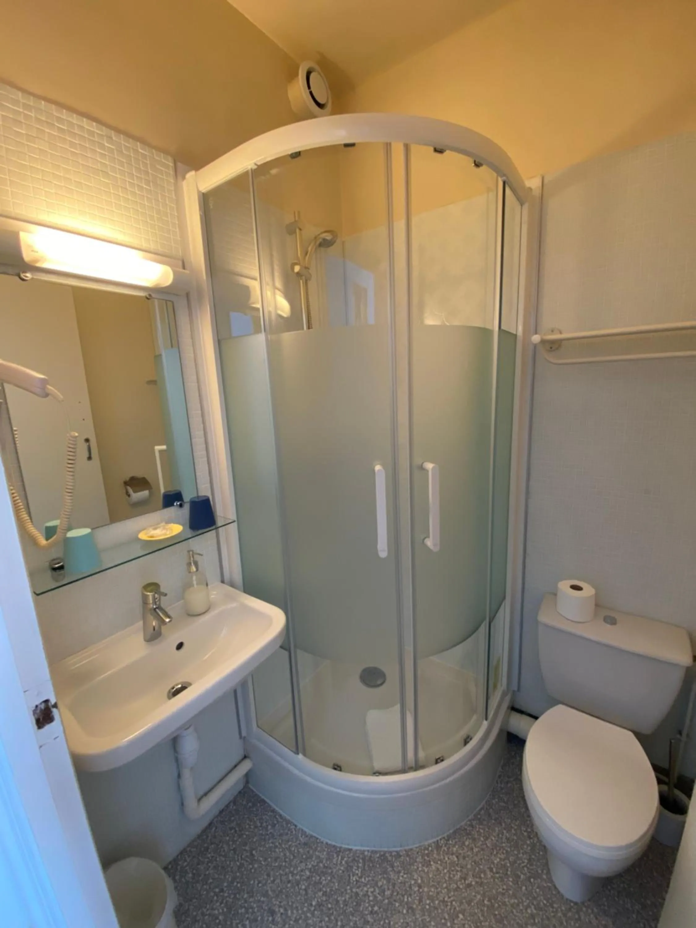 Shower in Oscar Hôtel Le Havre Centre