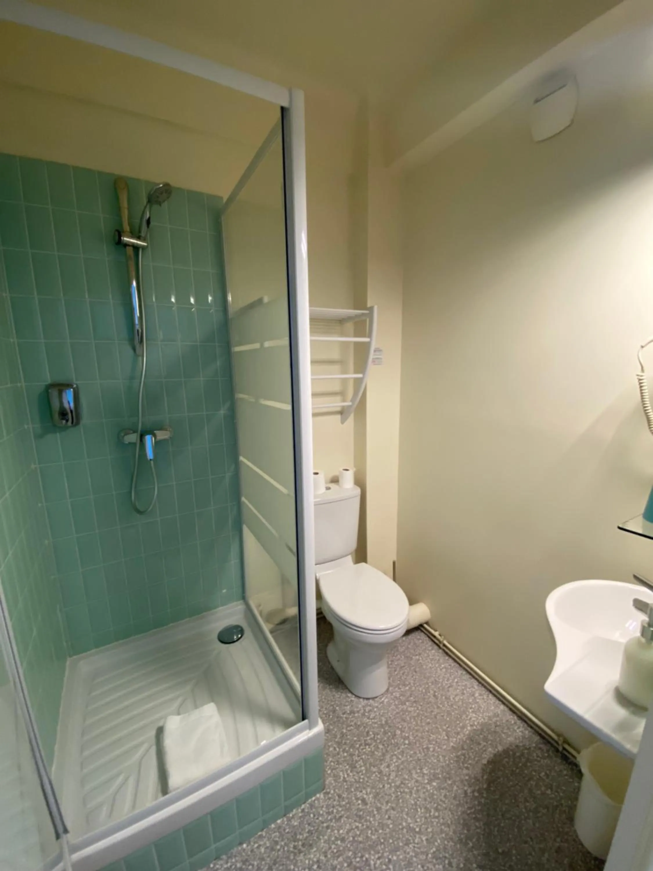 Shower in Oscar Hôtel Le Havre Centre