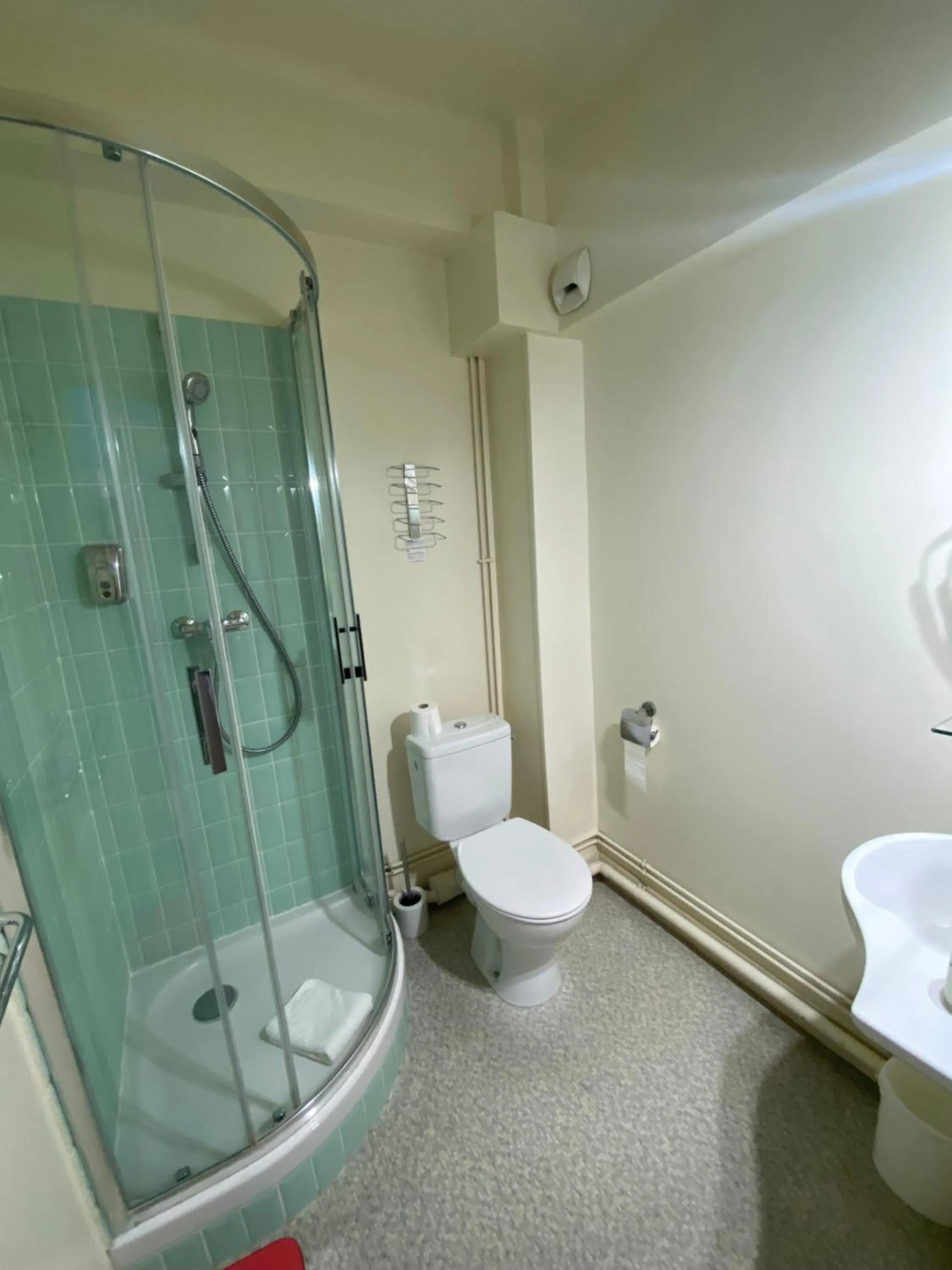 Shower in Oscar Hôtel Le Havre Centre