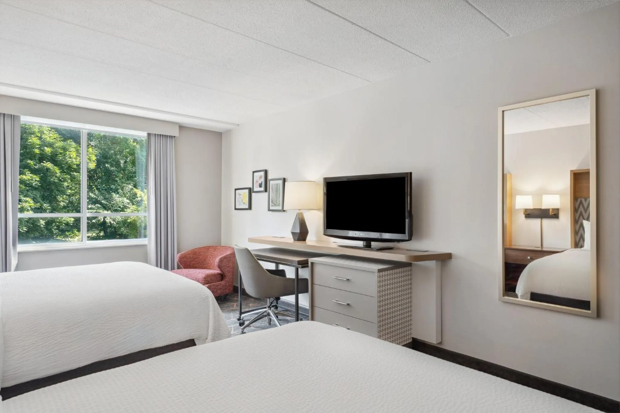 Photo of the whole room, Bed in Holiday Inn Portsmouth by IHG