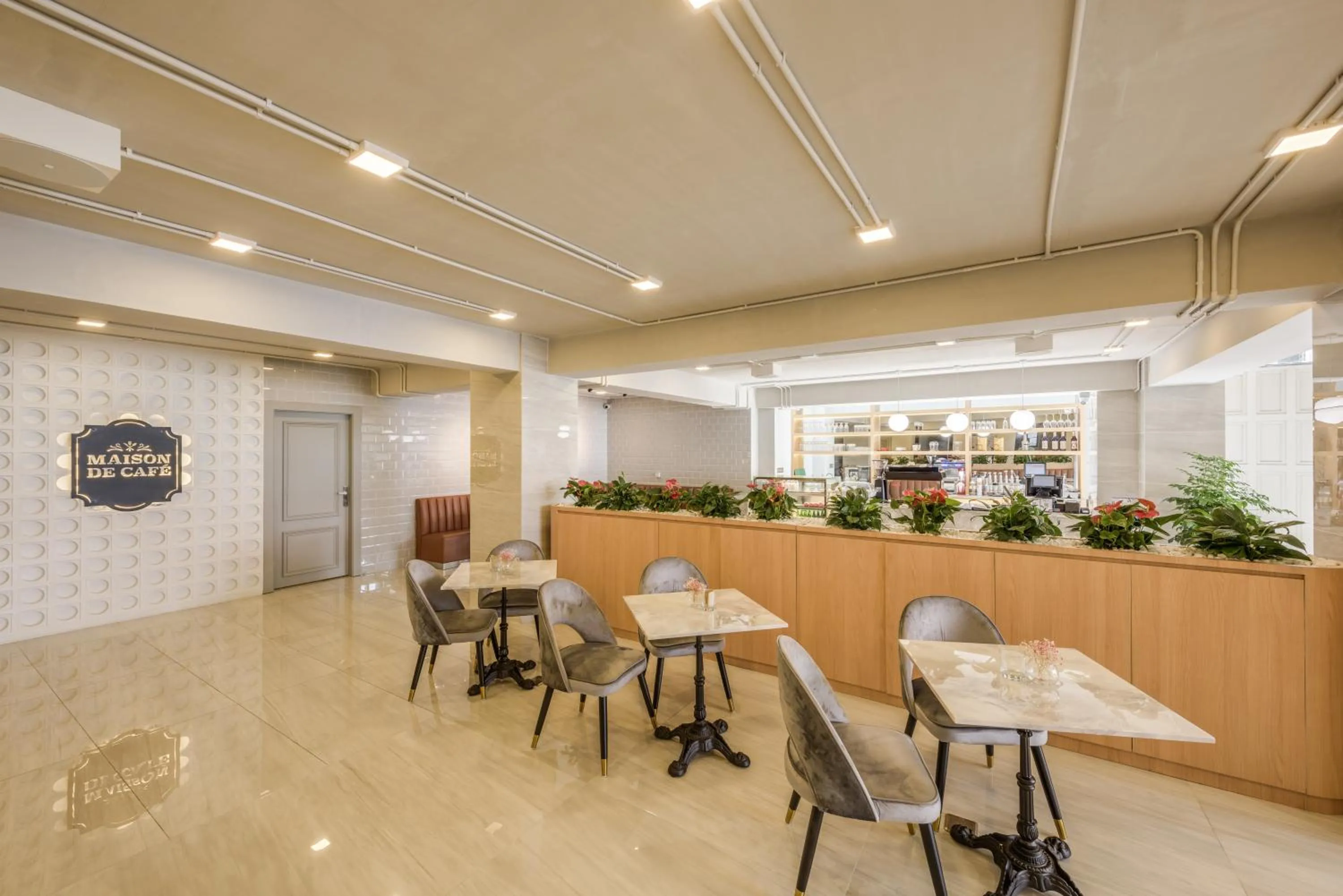 Restaurant/places to eat in Mansion 51 Hotel & Apartment