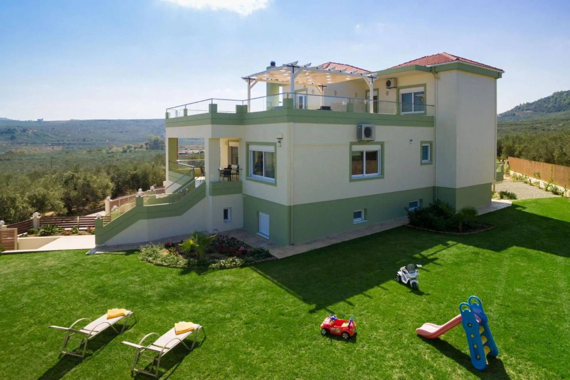 Property building in Villa Dimokratia