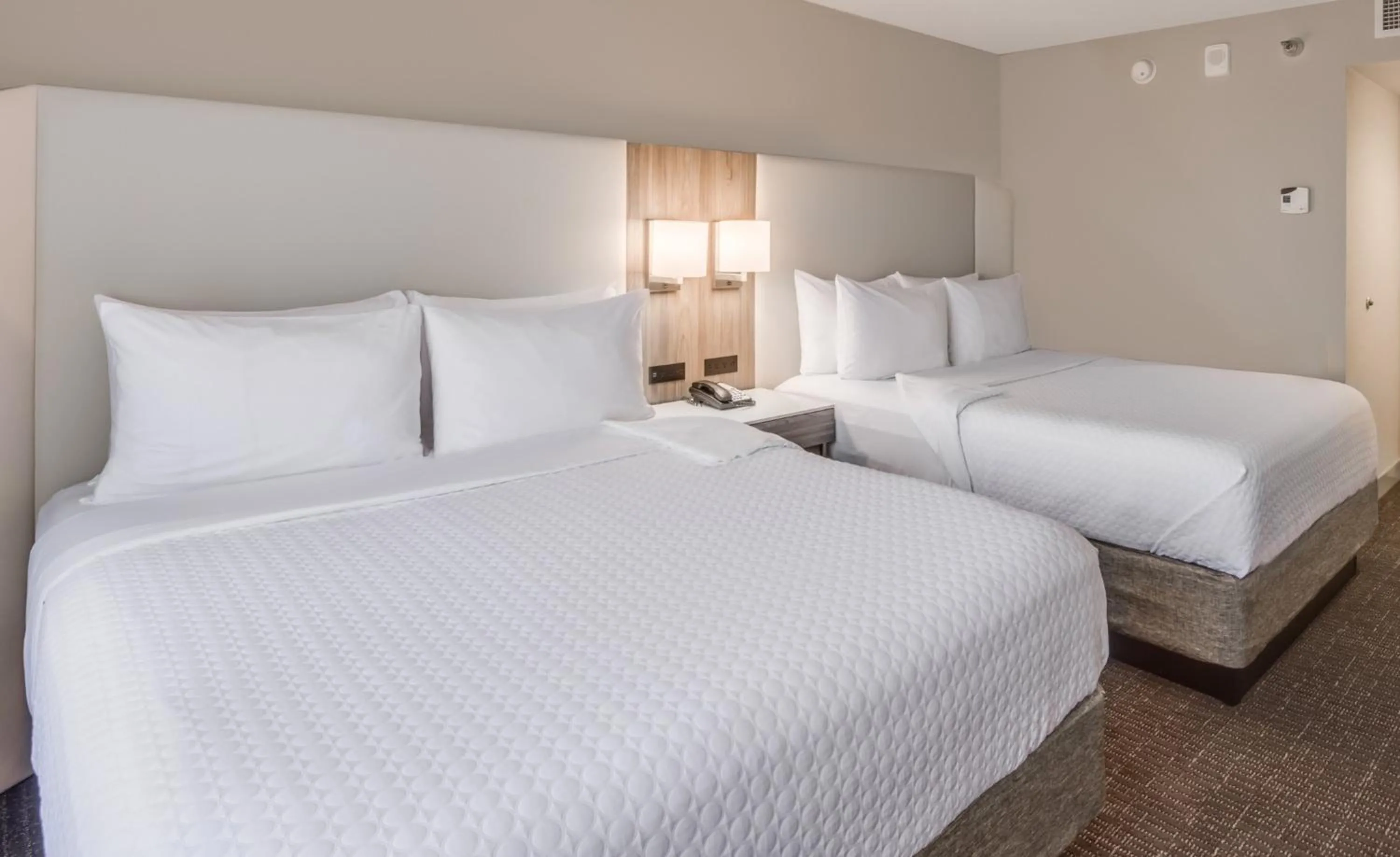 Shower, Bed in The Lamar