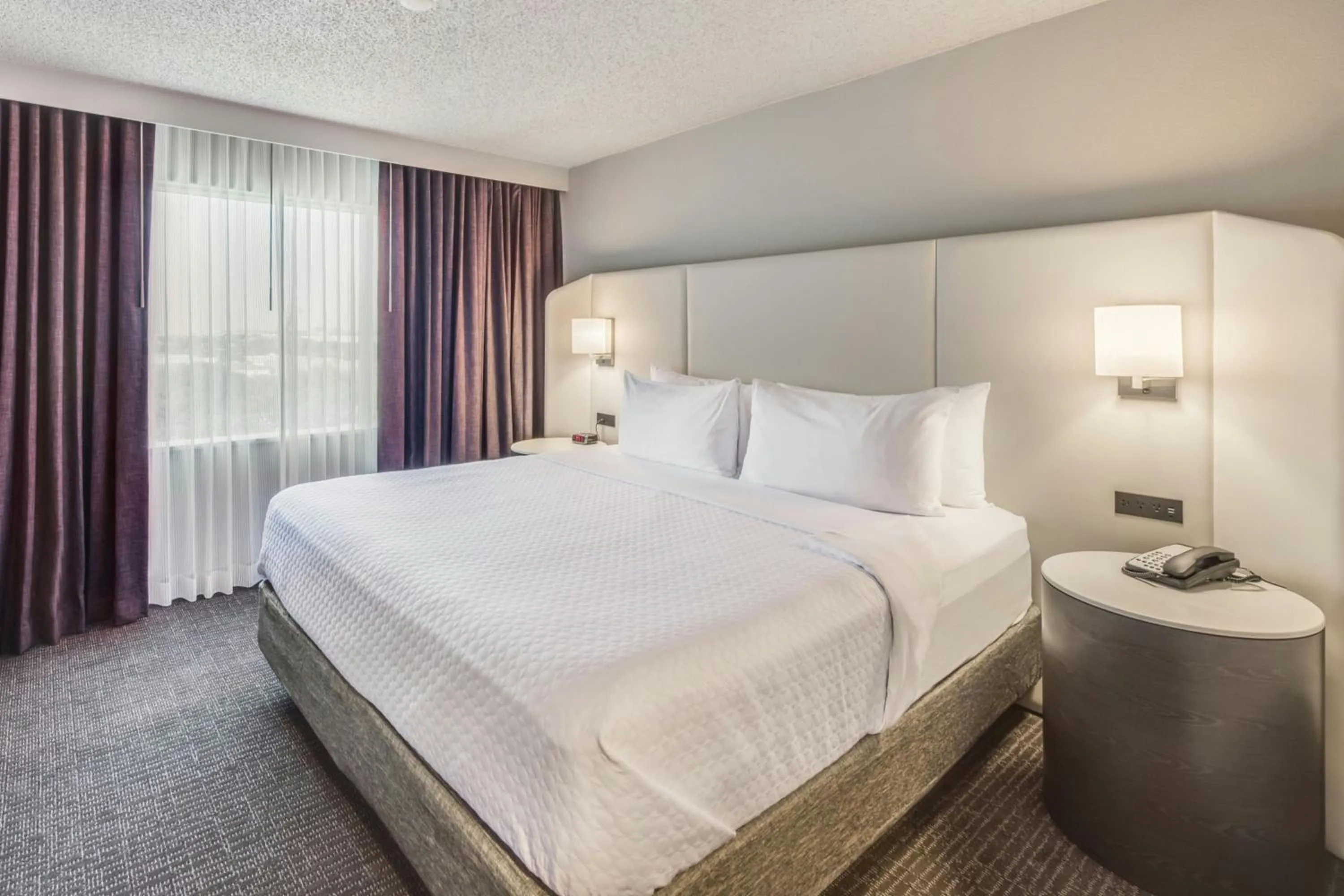 Photo of the whole room, Bed in The Lamar