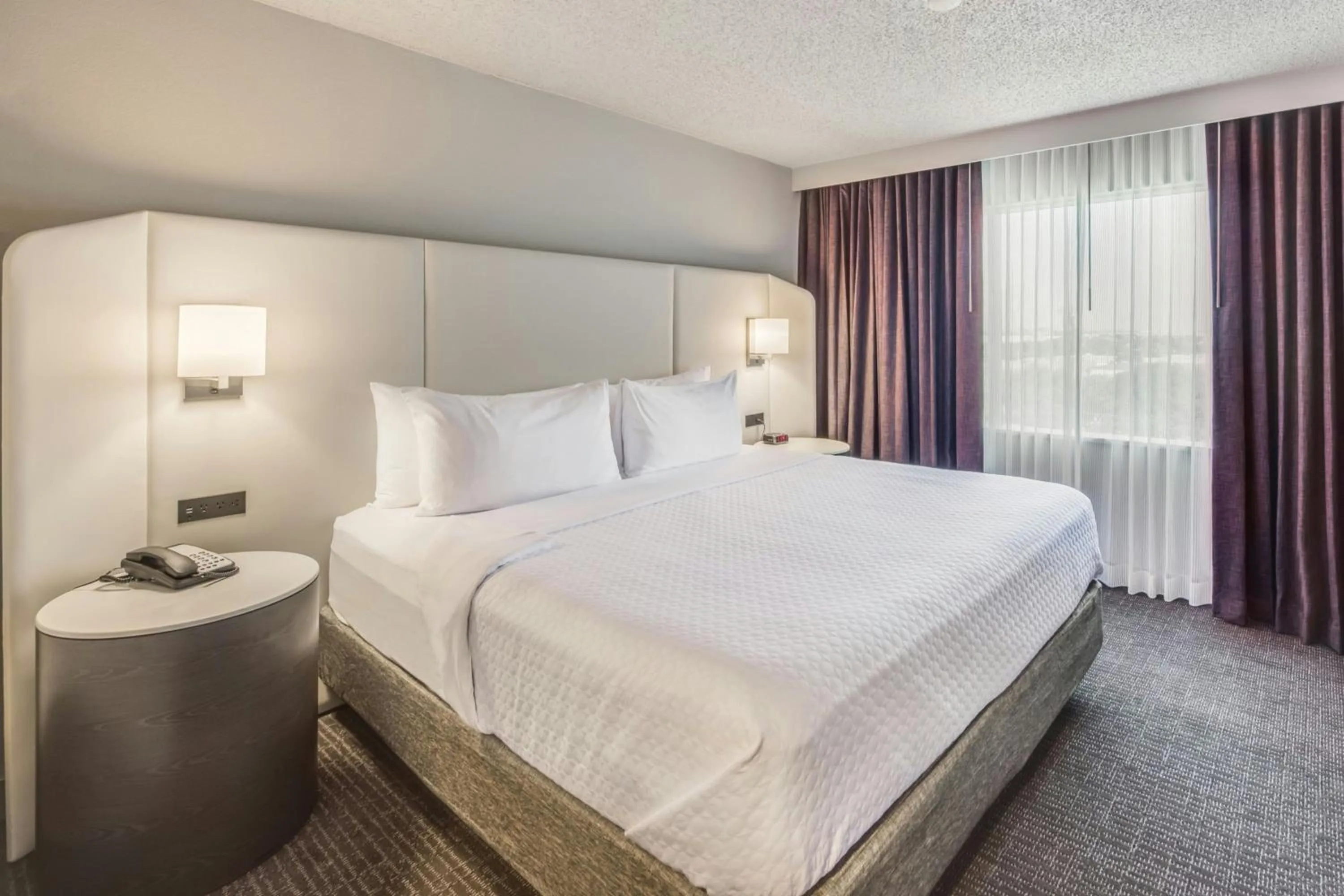 Bedroom, Bed in The Lamar