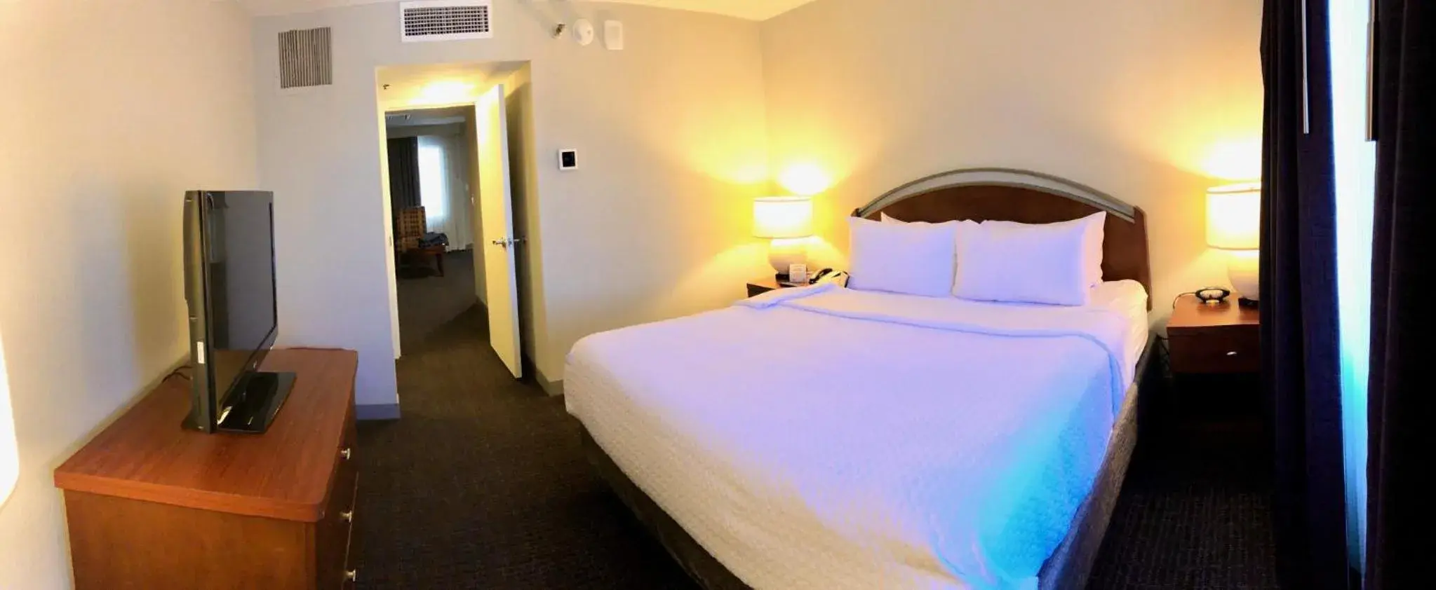 One-Bedroom Suite with Tub and Sofa Bed - Communications/Mobility Accessible in Crowne Plaza Suites Arlington by IHG One-Bedroom Suite with Tub and Sofa Bed - Communications/Mobility Accessible in Crowne Plaza Suites Arlington by IHG