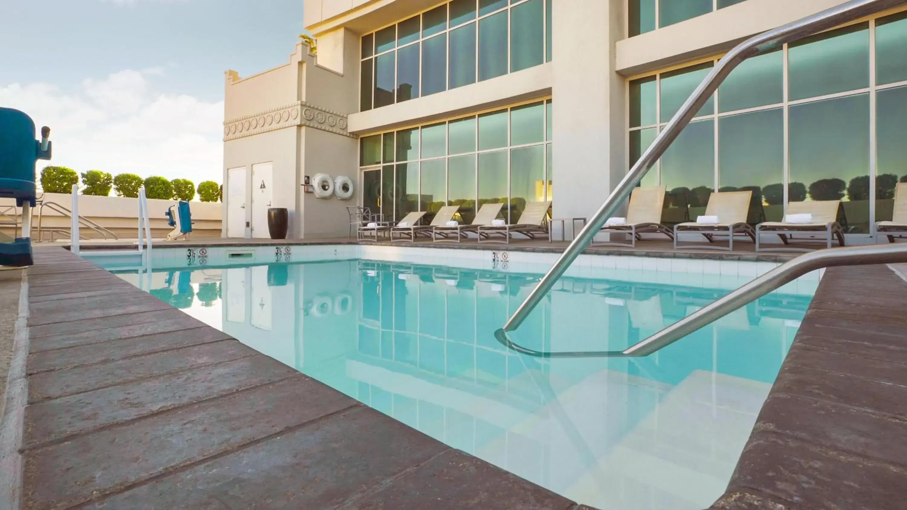 Swimming pool in The Commerce Casino & Hotel Swimming pool in The Commerce Casino & Hotel
