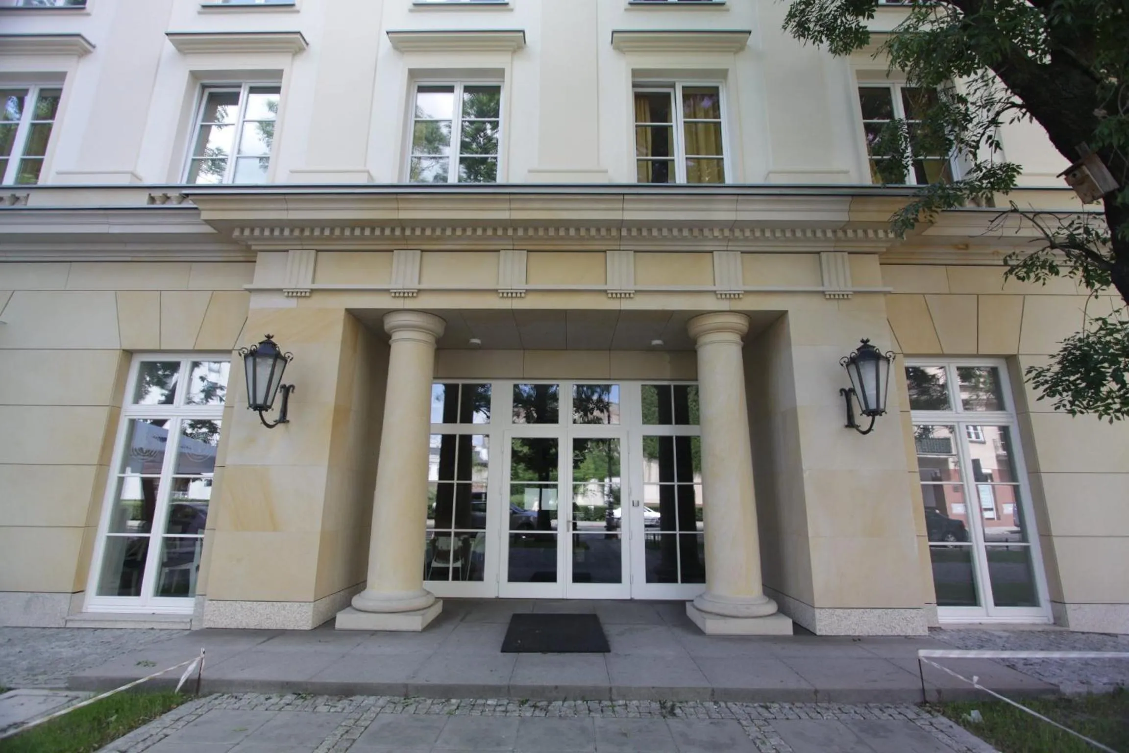Facade/entrance in Dom Pomocy Studentom