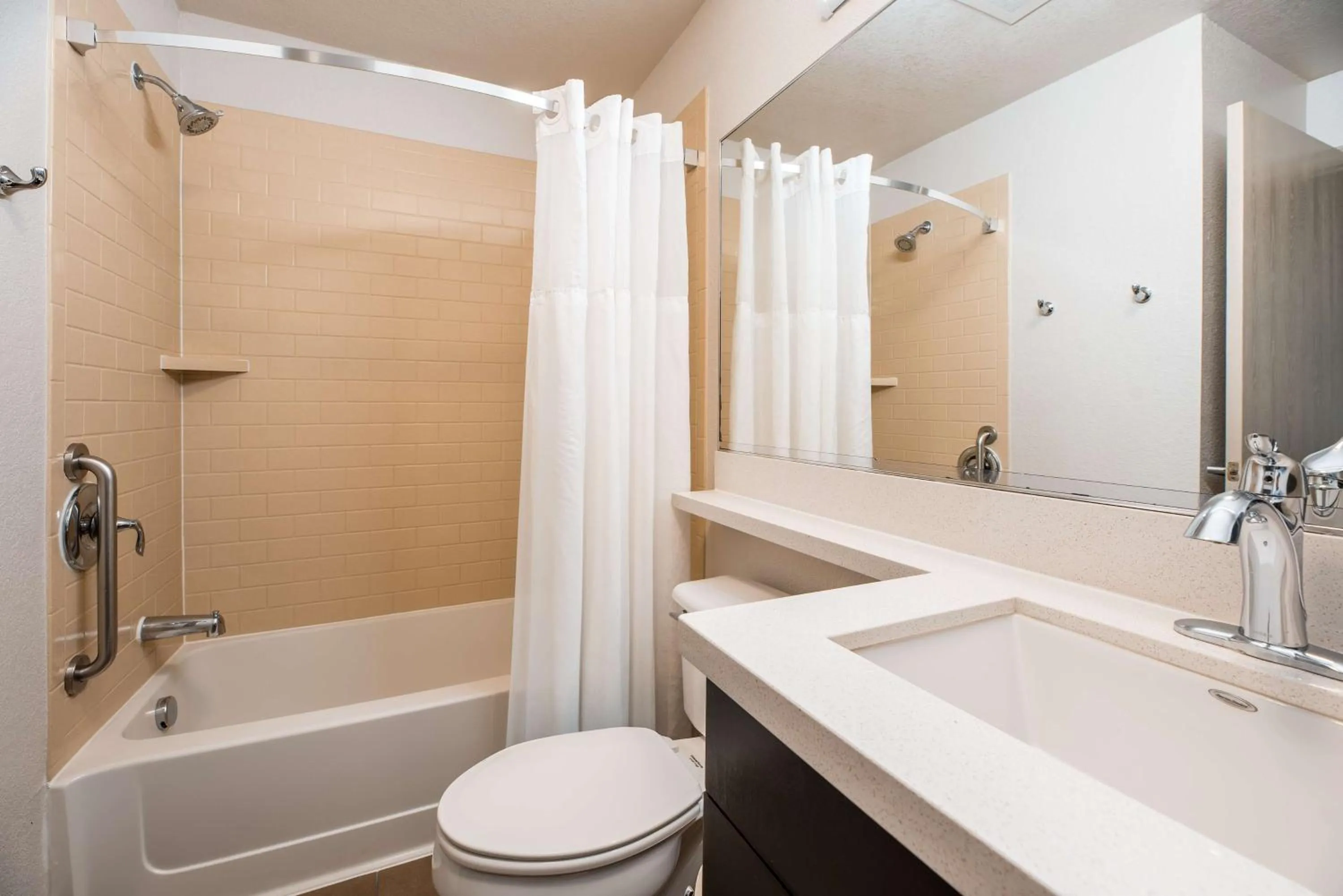 Photo of the whole room in Sonesta Simply Suites Dallas Richardson