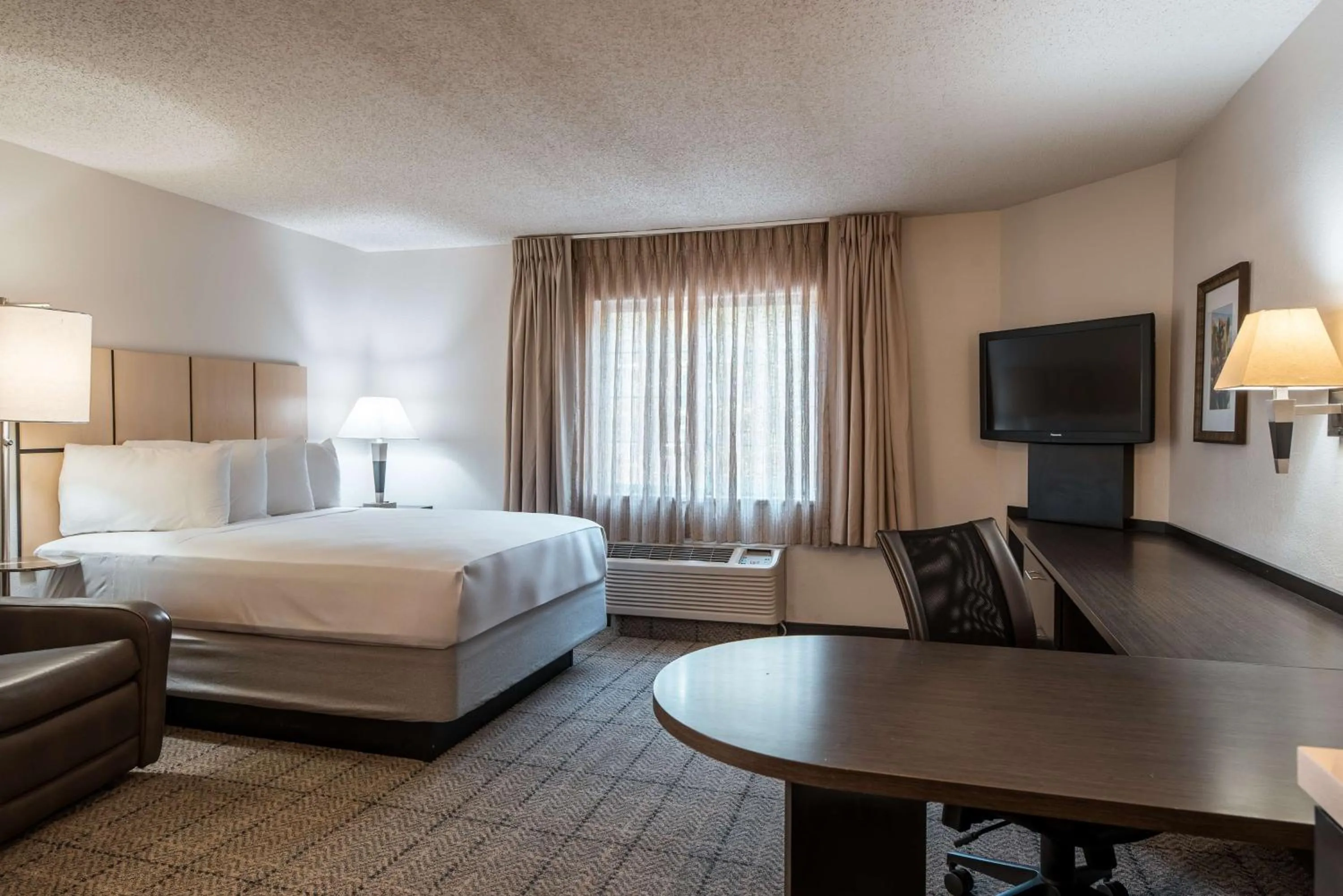 Photo of the whole room, Bed in Sonesta Simply Suites Dallas Richardson