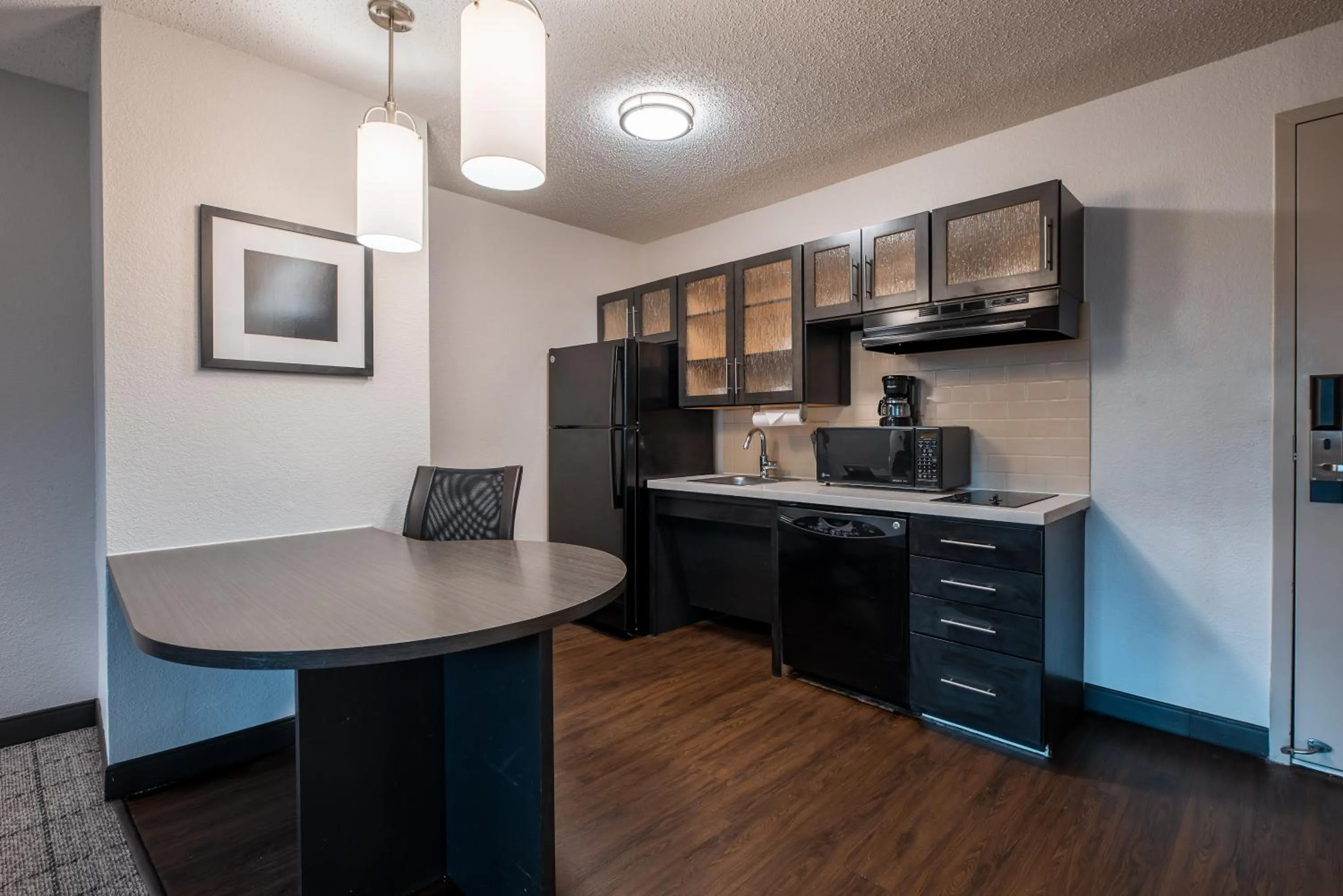 Kitchen or kitchenette in Sonesta Simply Suites Dallas Richardson