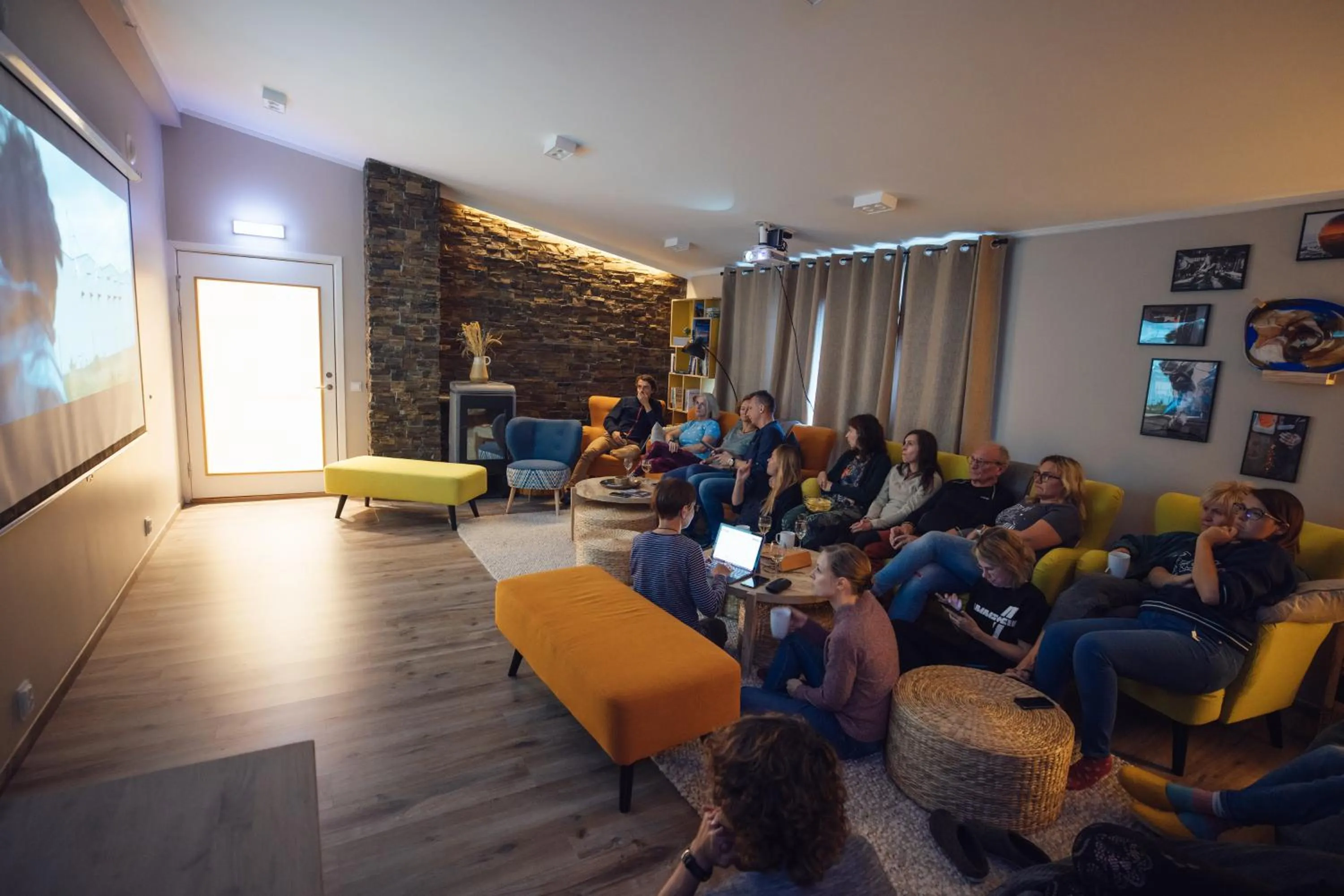 Communal lounge/ TV room in Lofoten Planet - Boutique Hotel