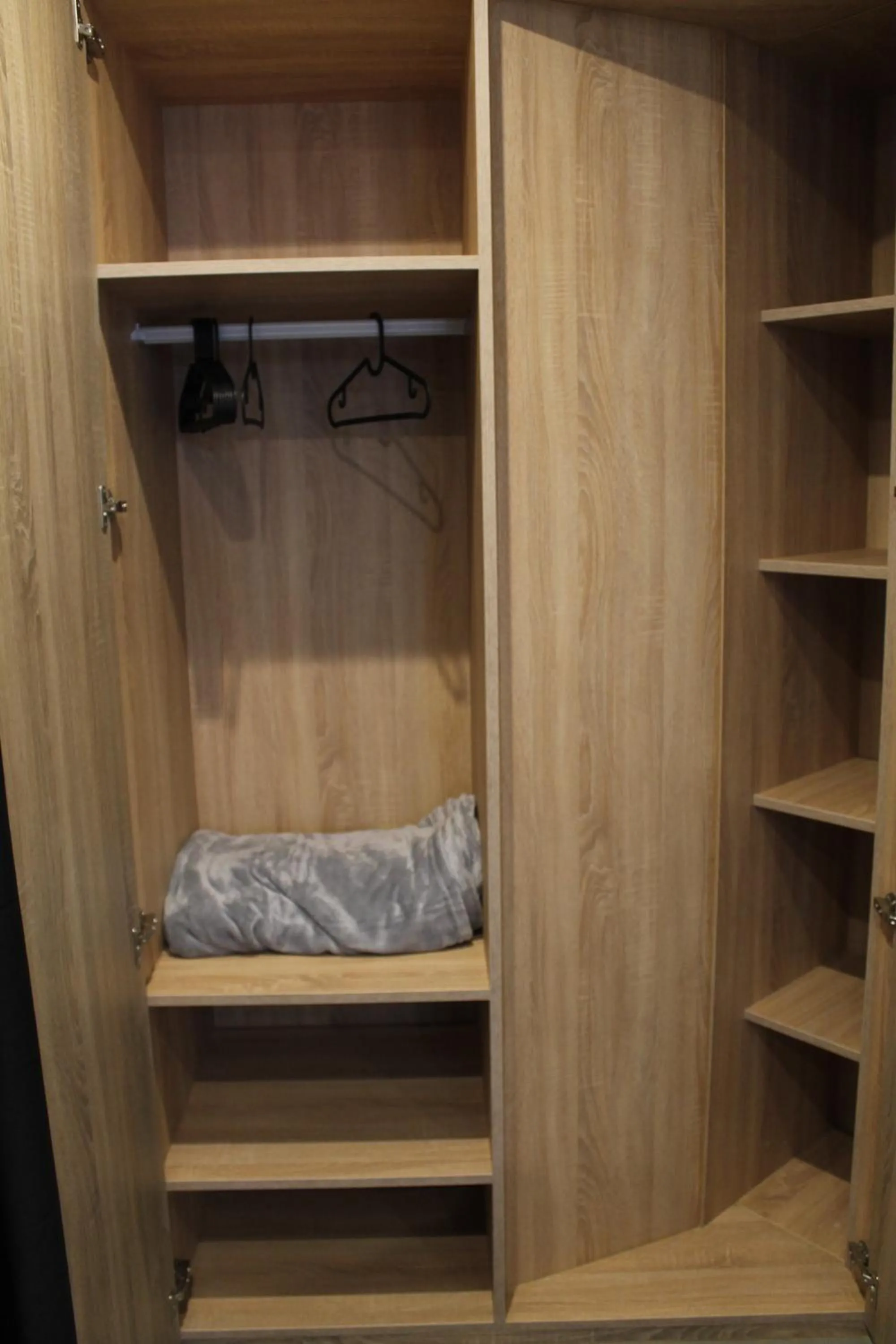 wardrobe in Hotel Hollywood