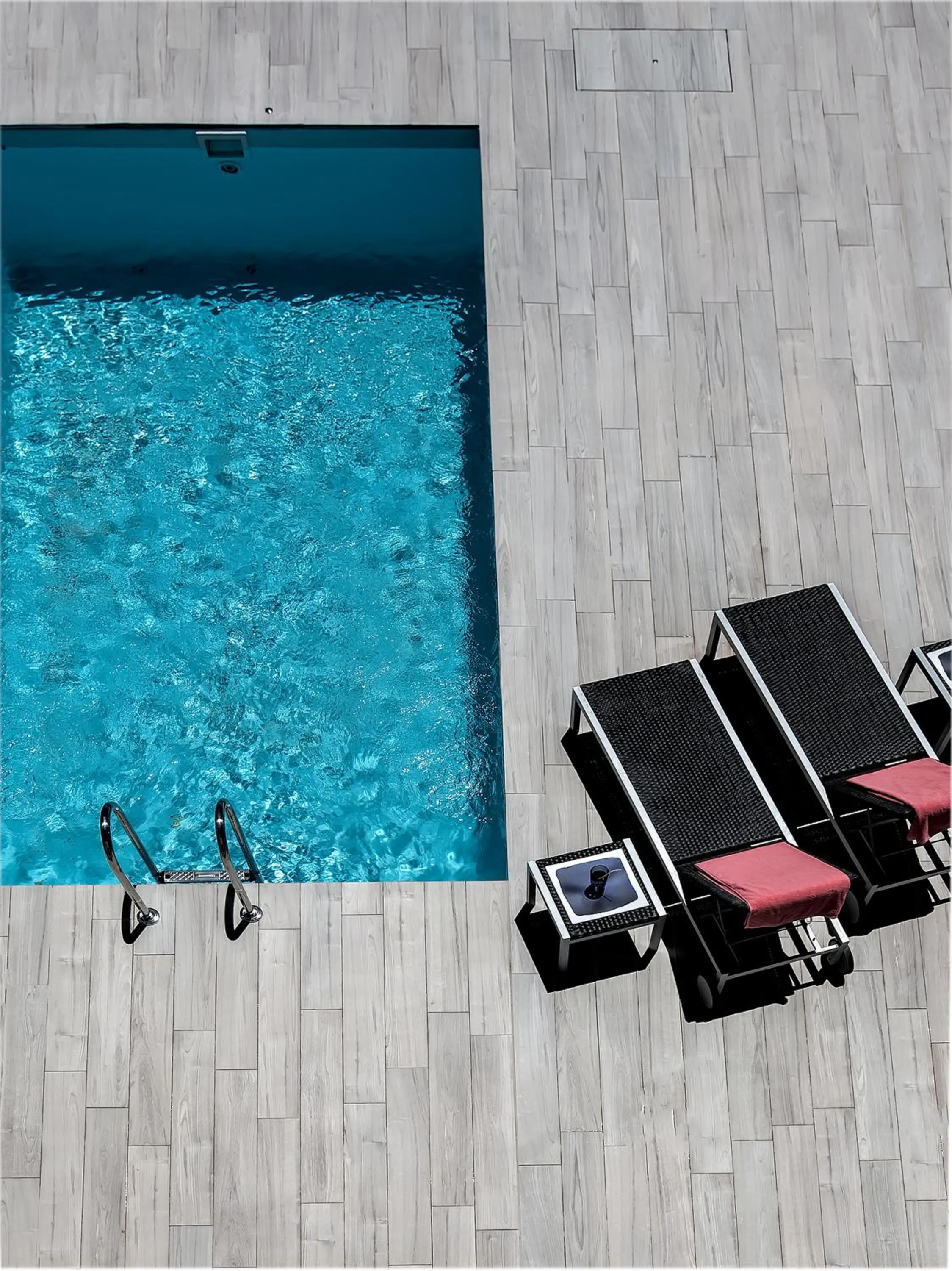 Swimming pool in Marathon Blue