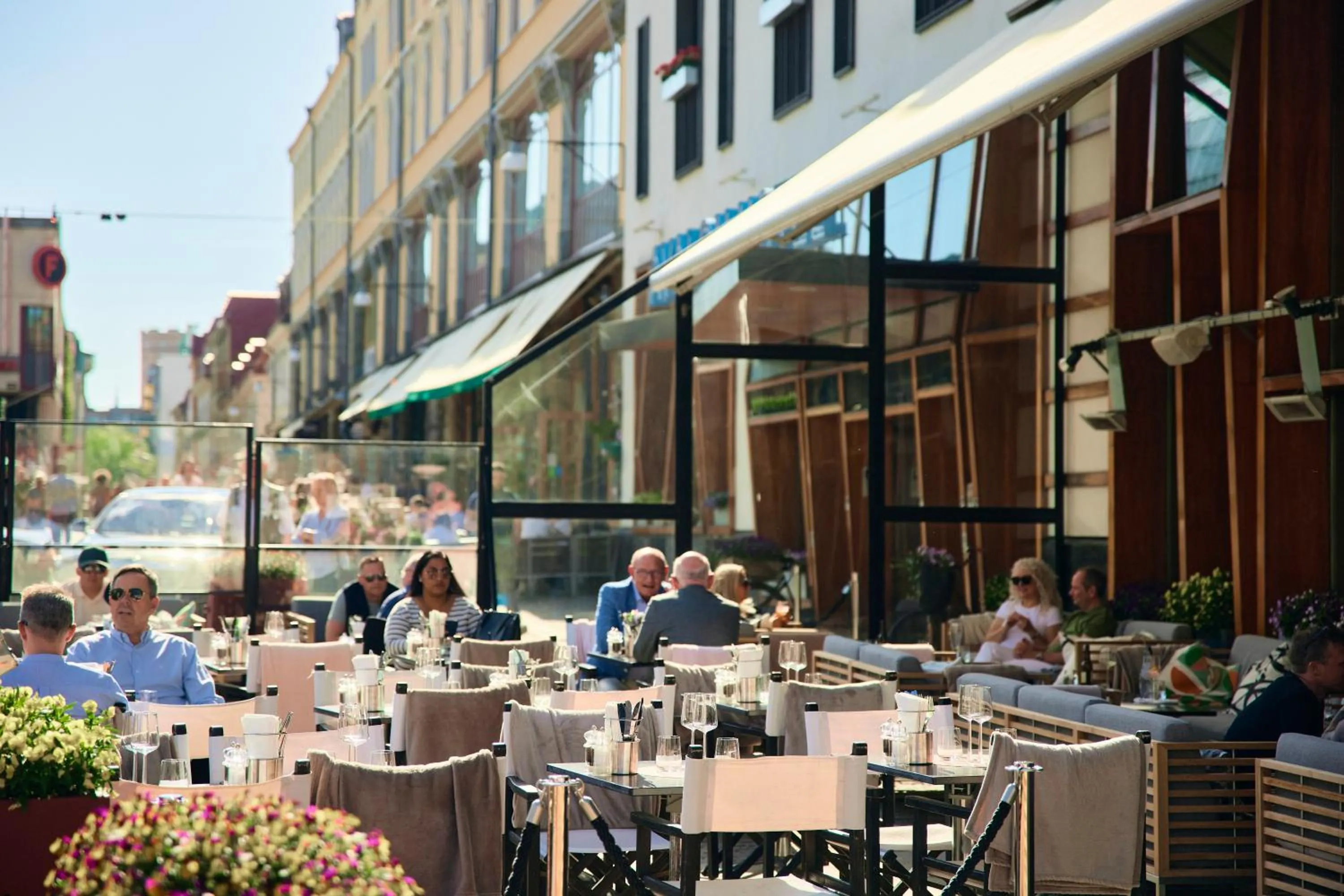 Food and drinks in Avalon Hotel