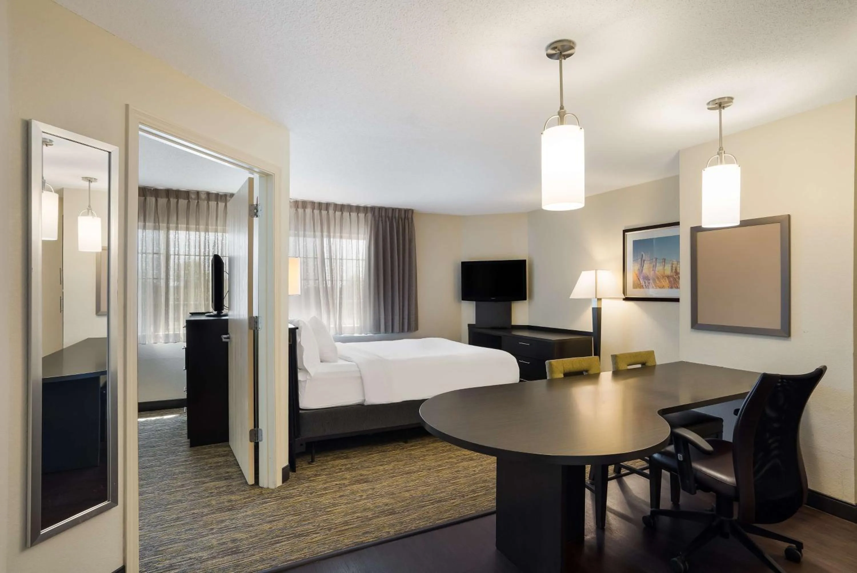 Photo of the whole room, Bed in Sonesta Simply Suites Dallas Galleria
