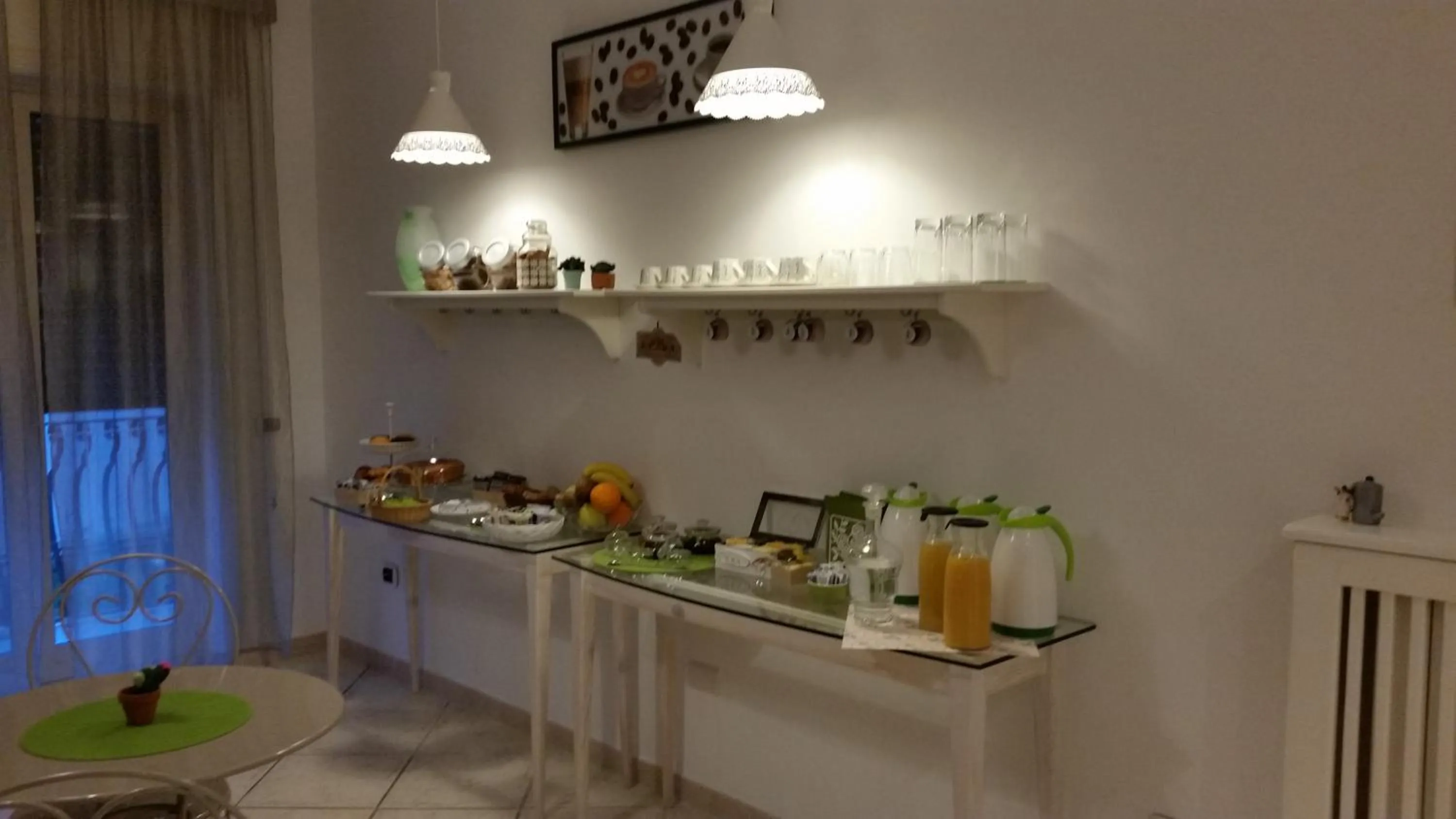 Communal lounge/ TV room in B&B Aminei Metrò