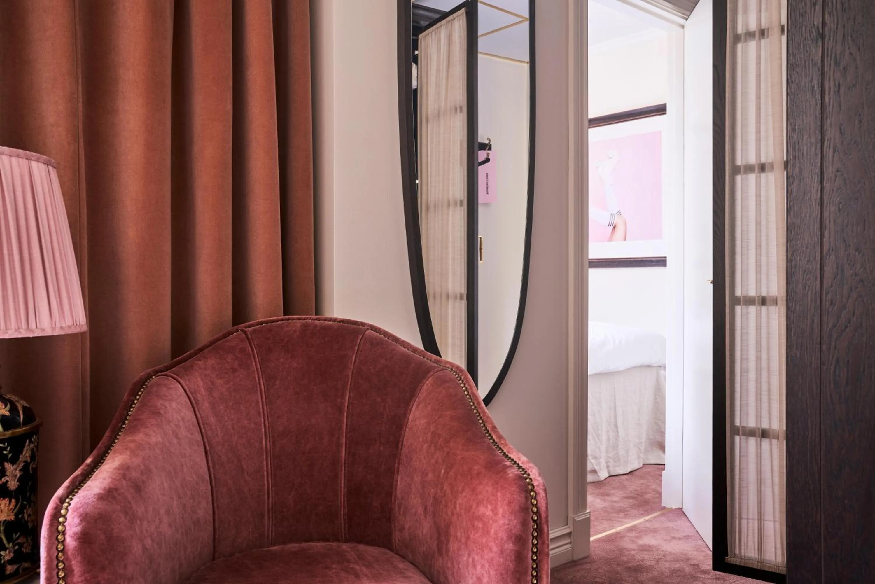 Photo of the whole room in MJ's