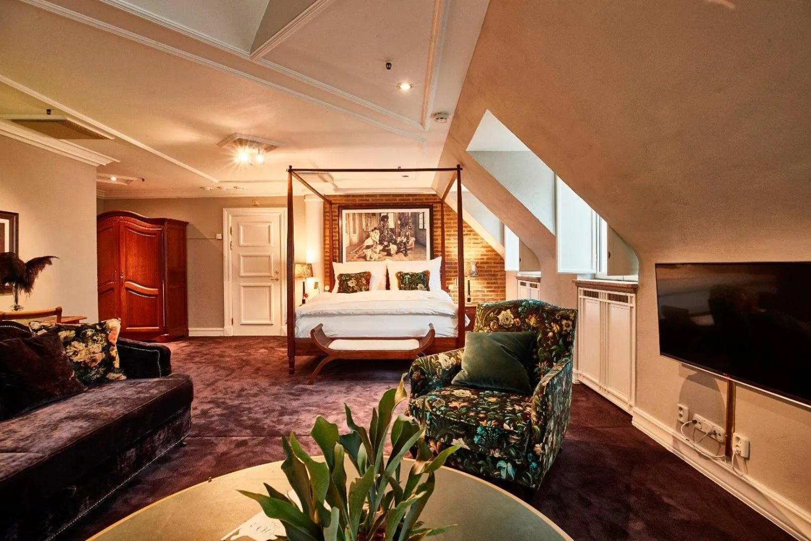 Photo of the whole room in MJ's