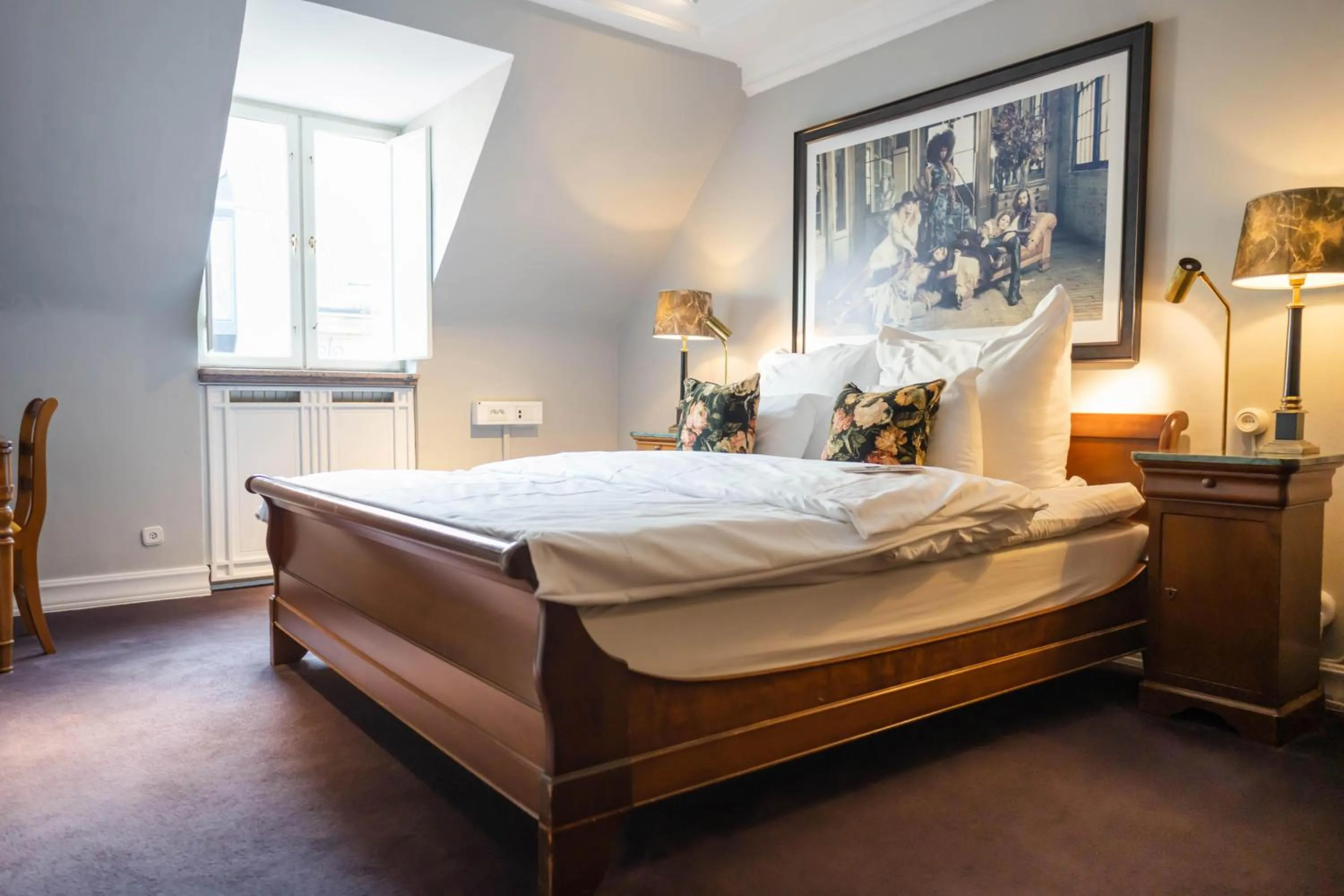 Photo of the whole room, Bed in MJ's