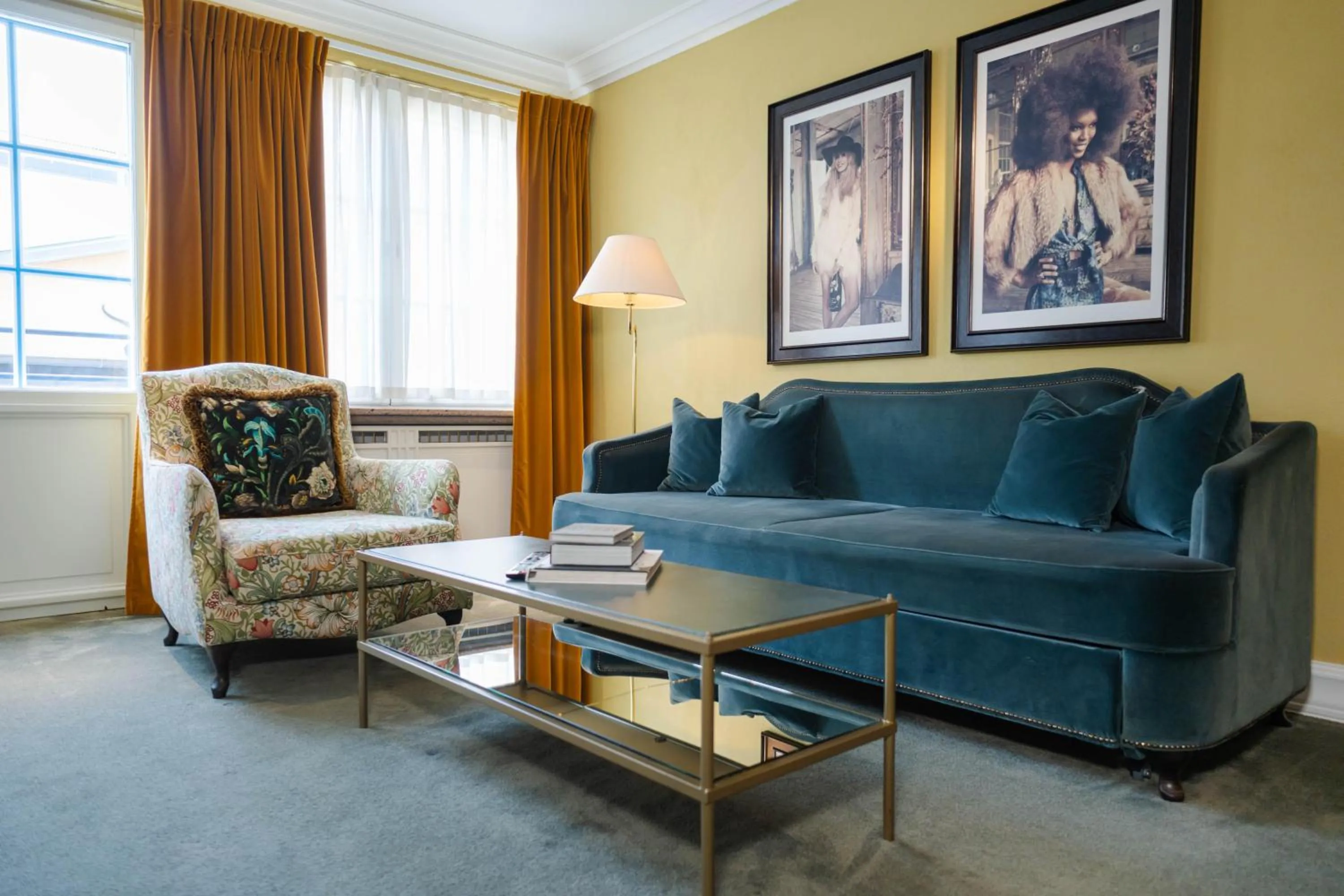 Photo of the whole room in MJ's