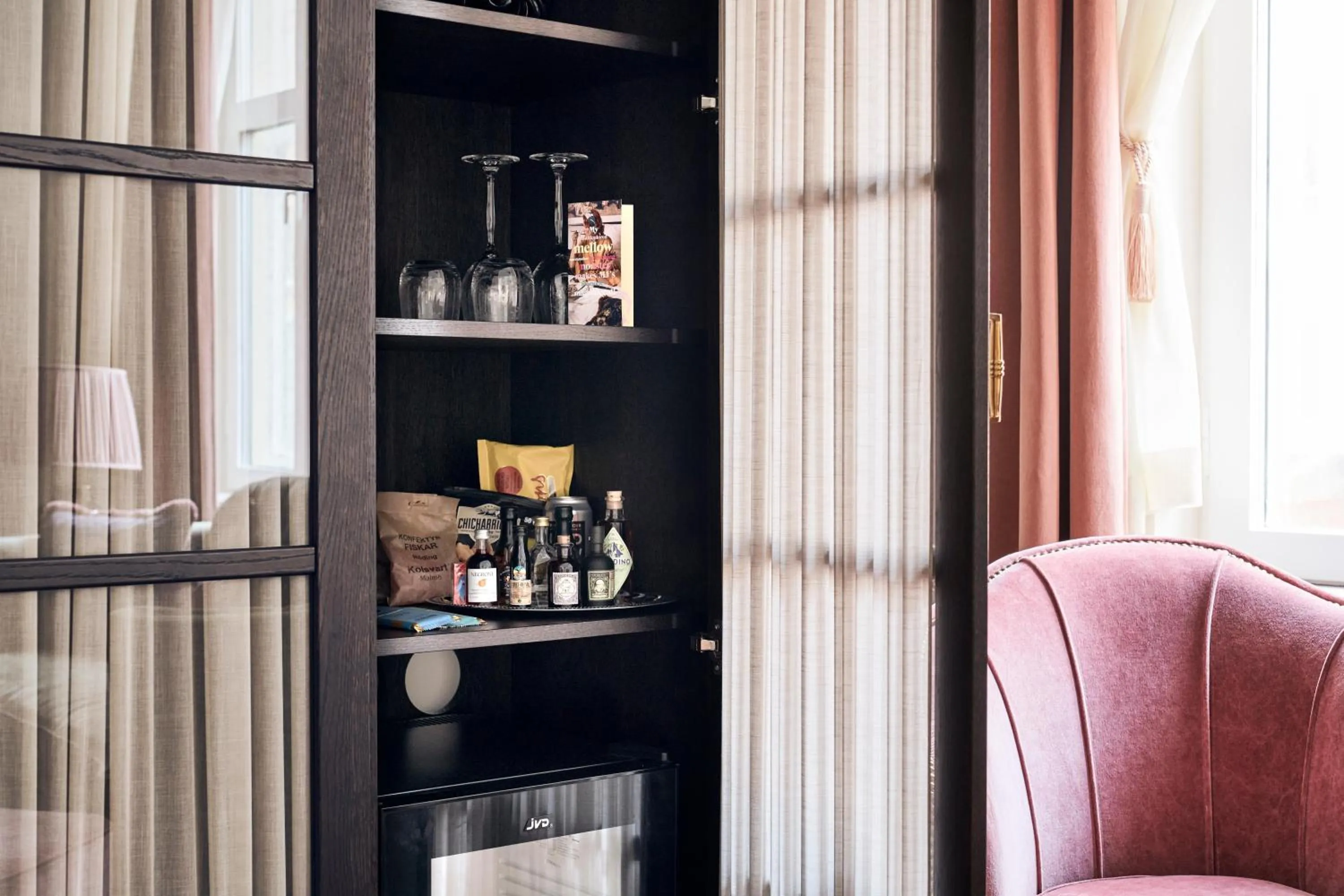 Photo of the whole room in MJ's