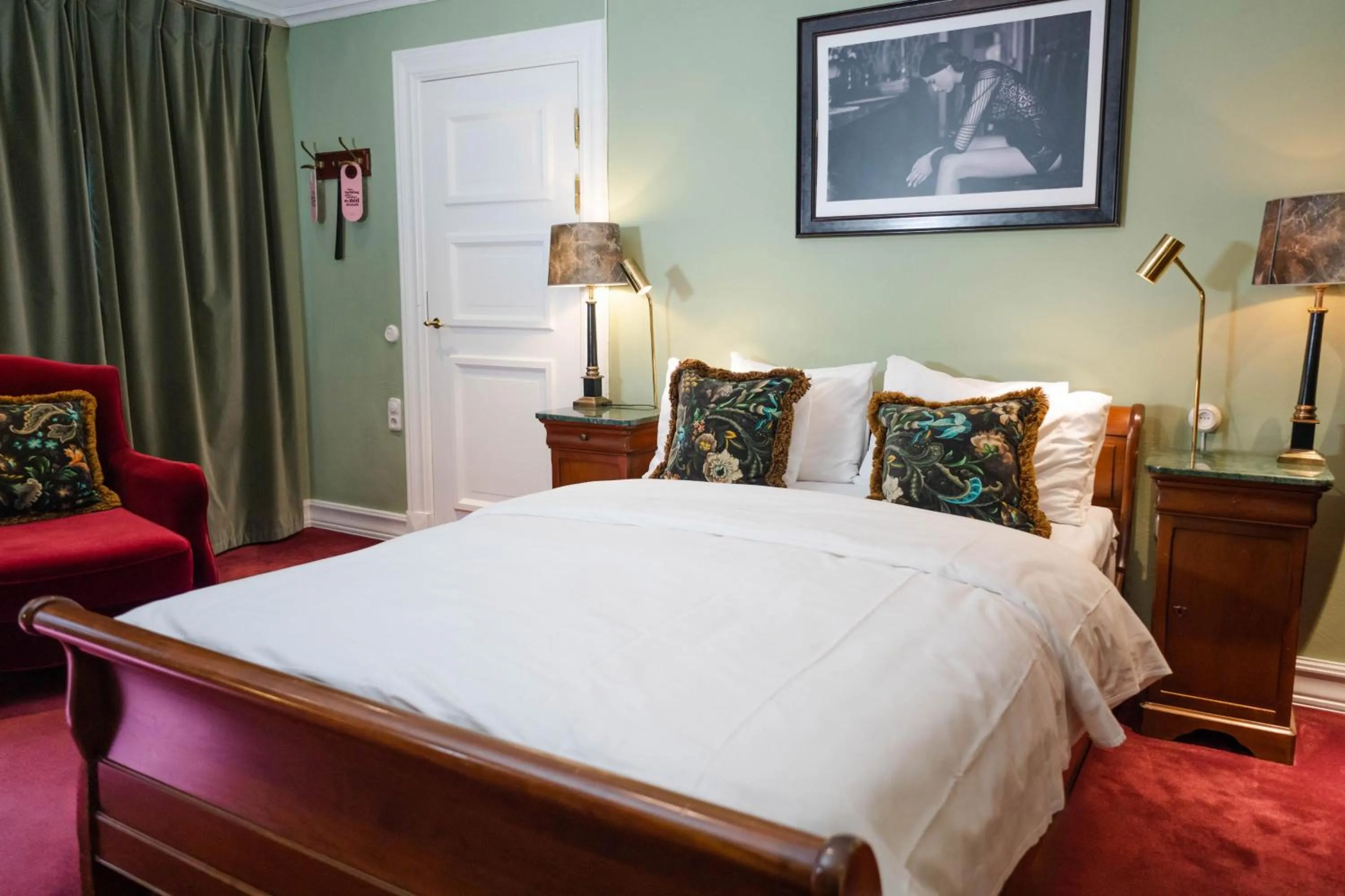 Photo of the whole room, Bed in MJ's