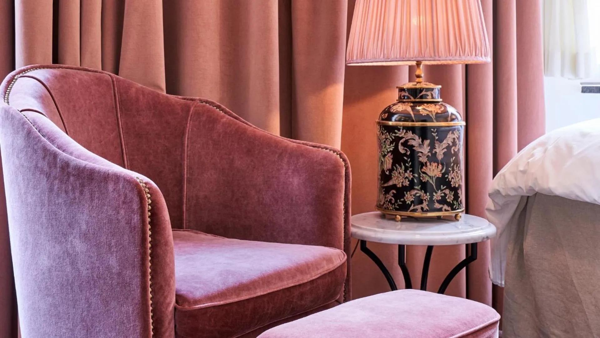 Photo of the whole room in MJ's