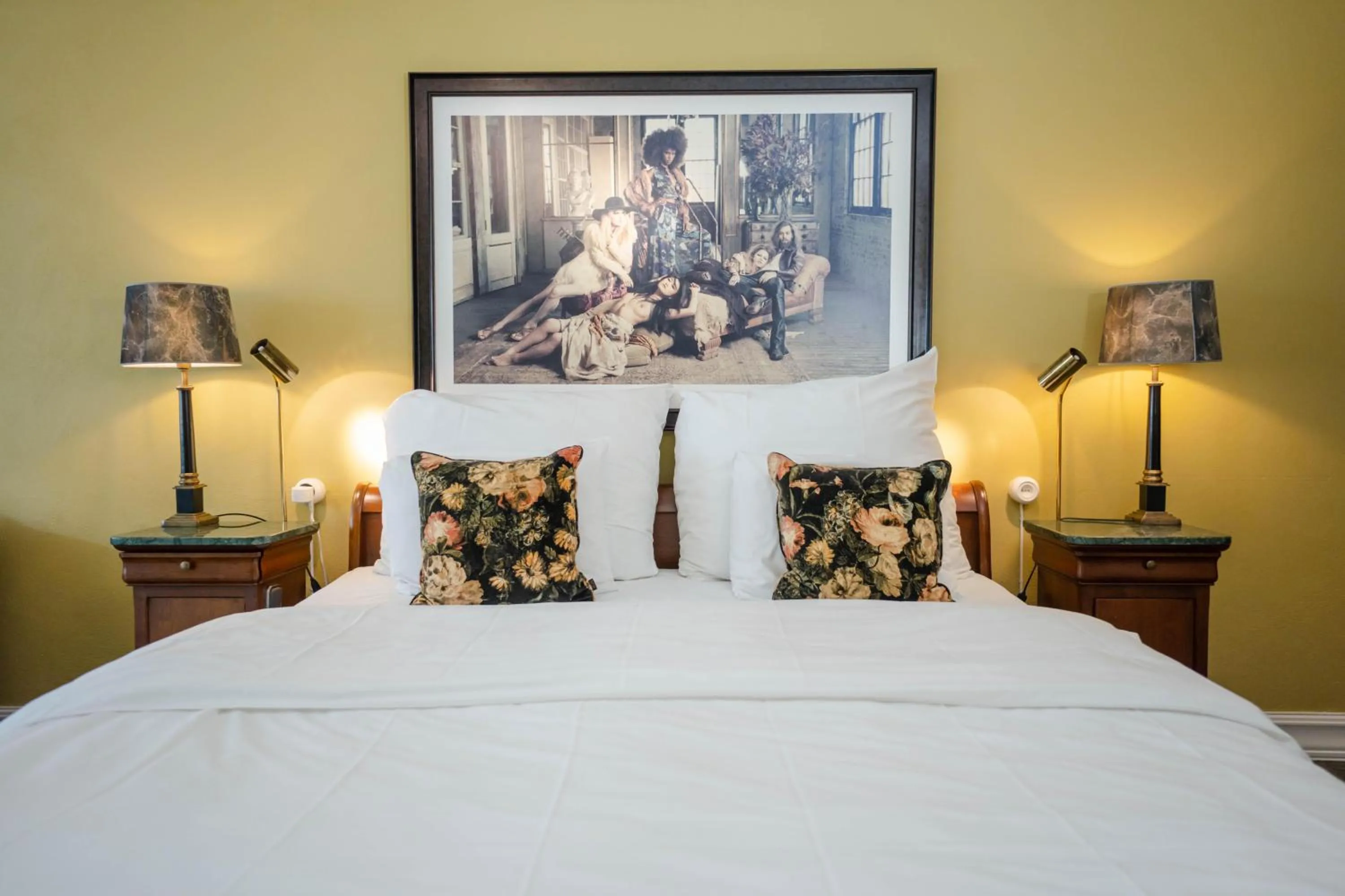 Photo of the whole room, Bed in MJ's