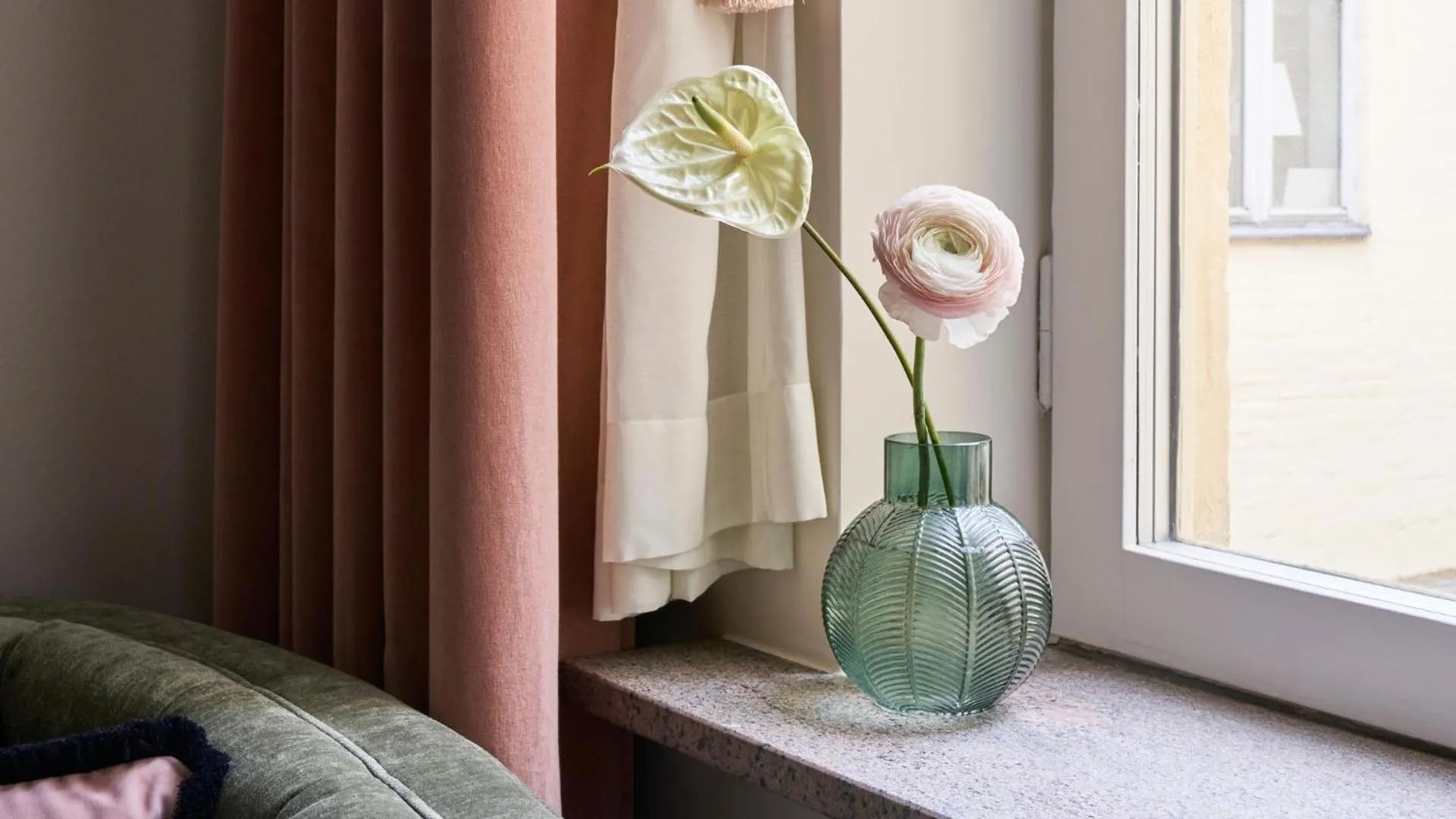 Photo of the whole room in MJ's