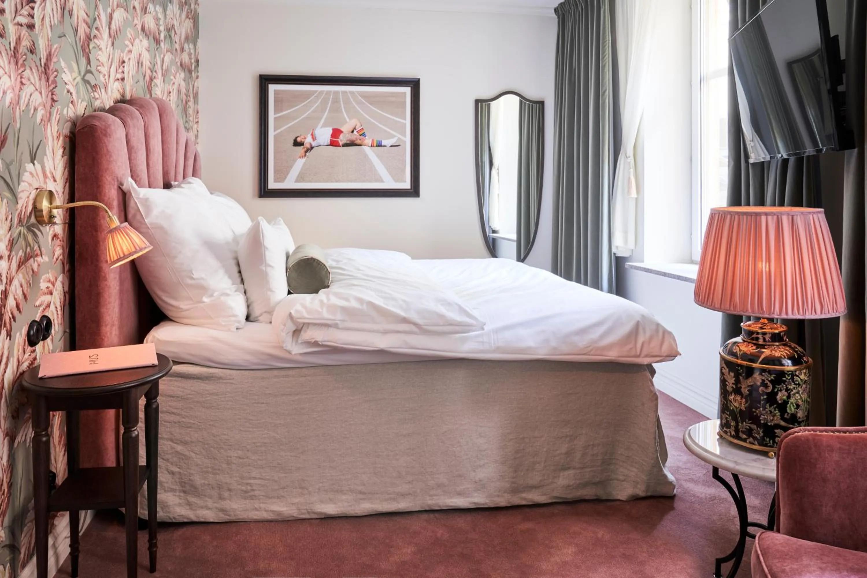 Photo of the whole room, Bed in MJ's