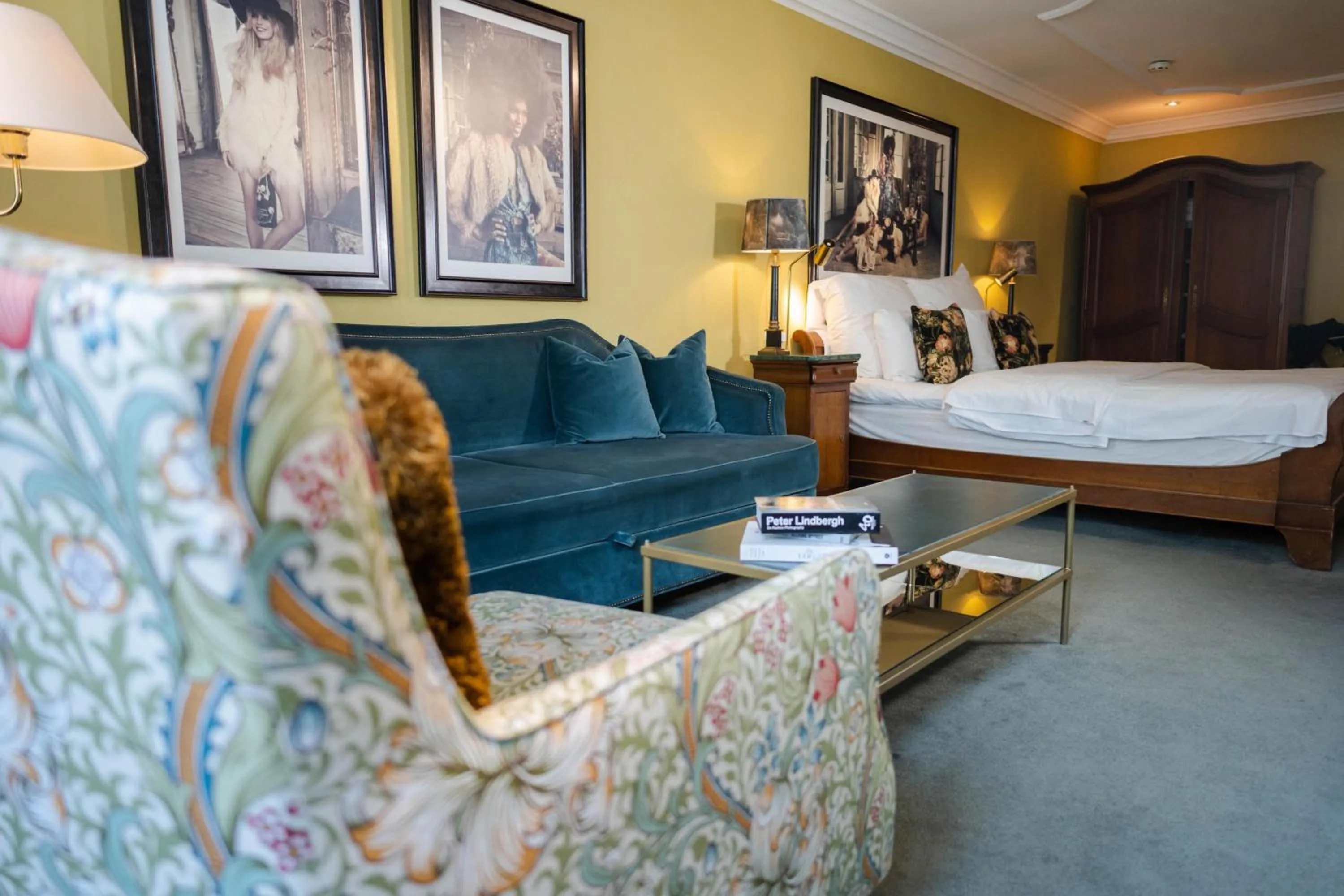 Photo of the whole room, Bed in MJ's