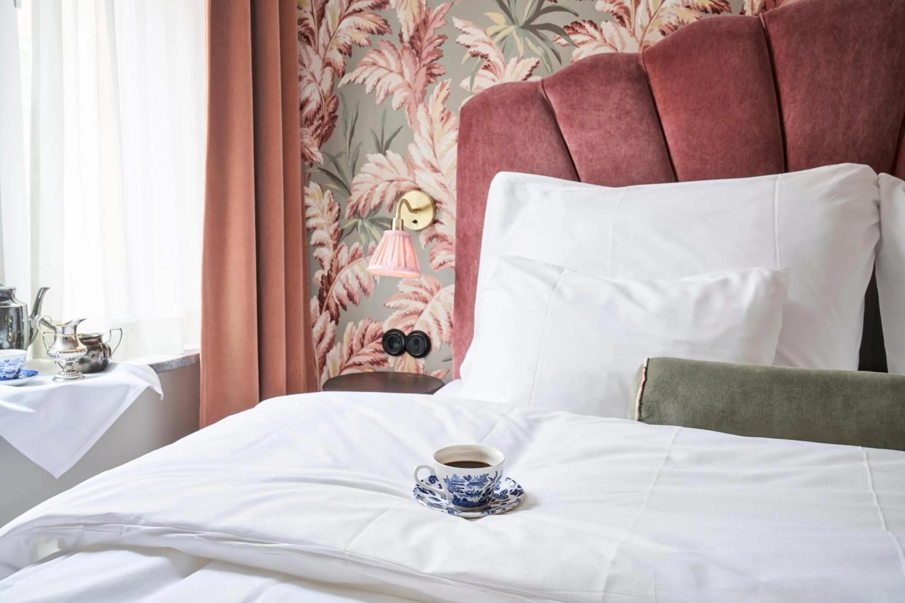 Photo of the whole room, Bed in MJ's