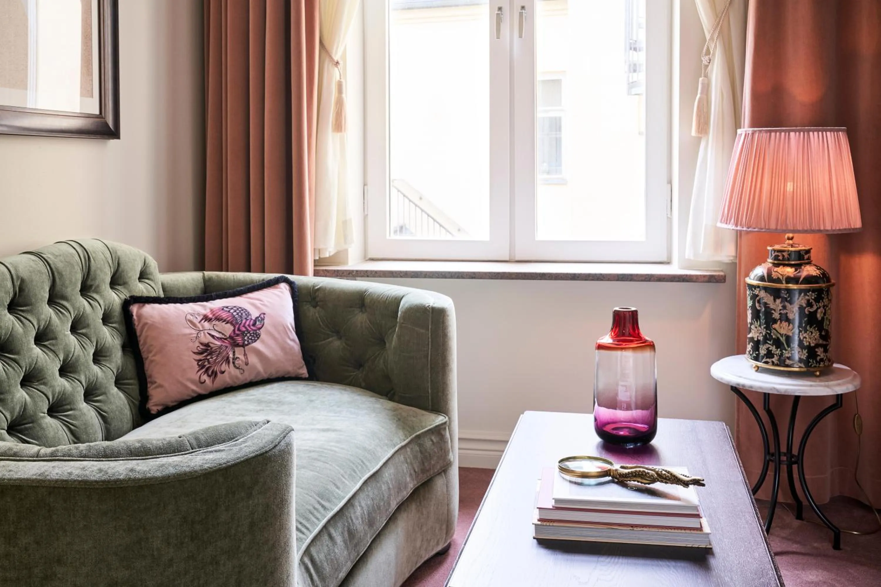 Photo of the whole room in MJ's