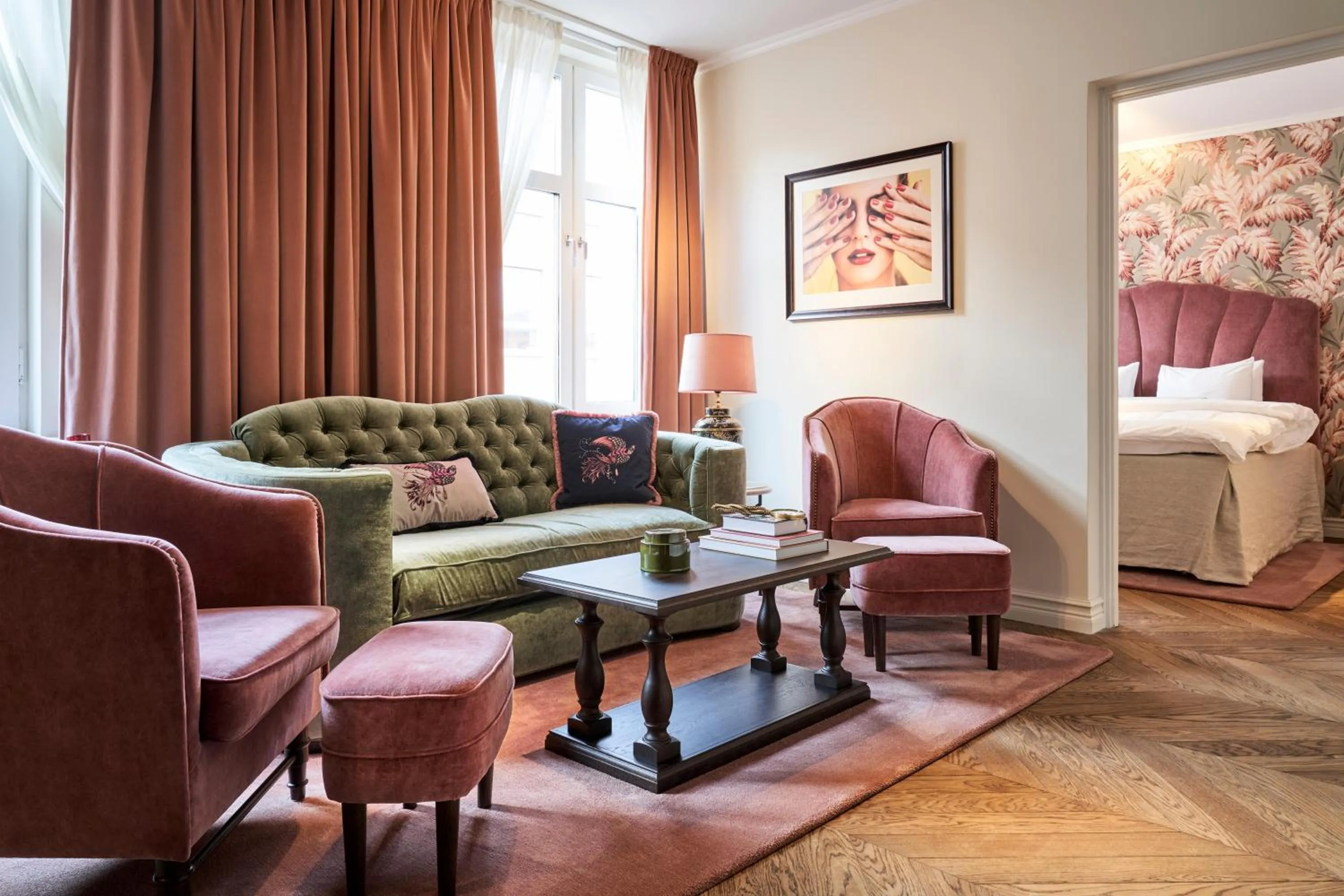 Photo of the whole room, Bed in MJ's