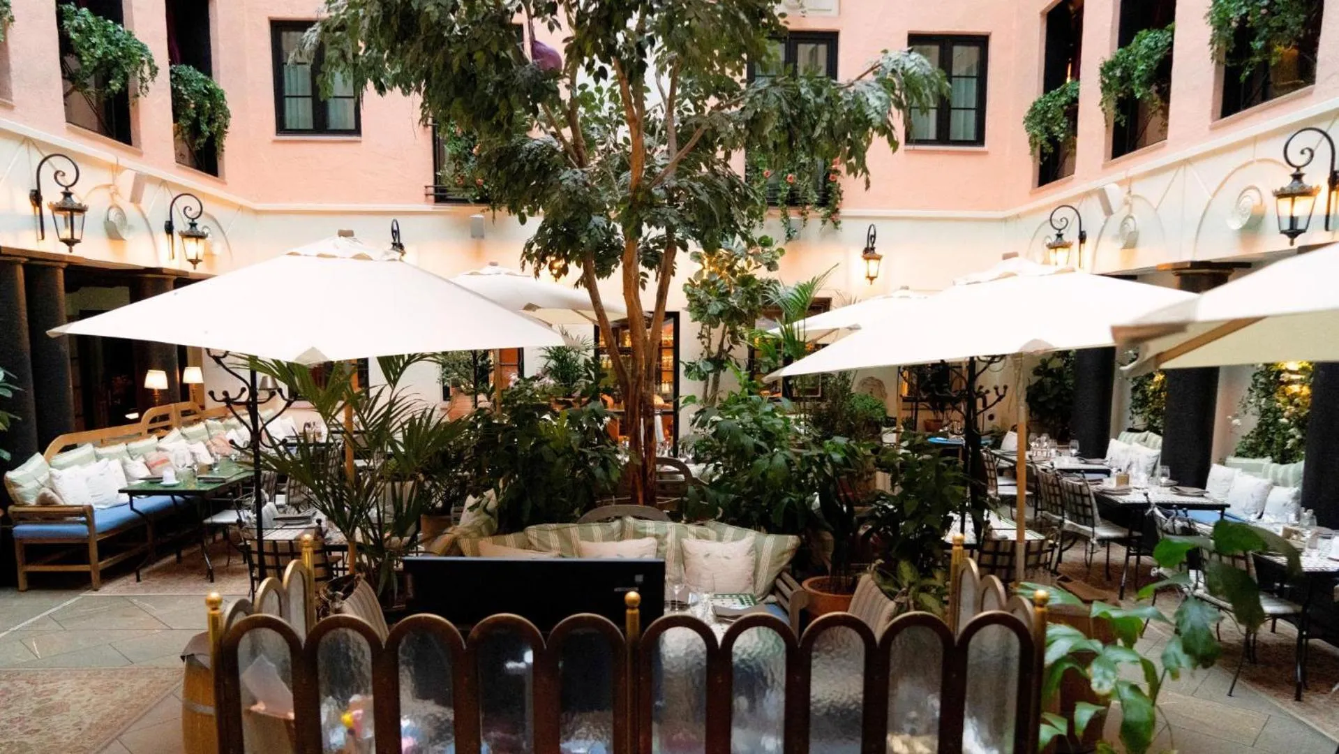 Restaurant/places to eat in MJ's