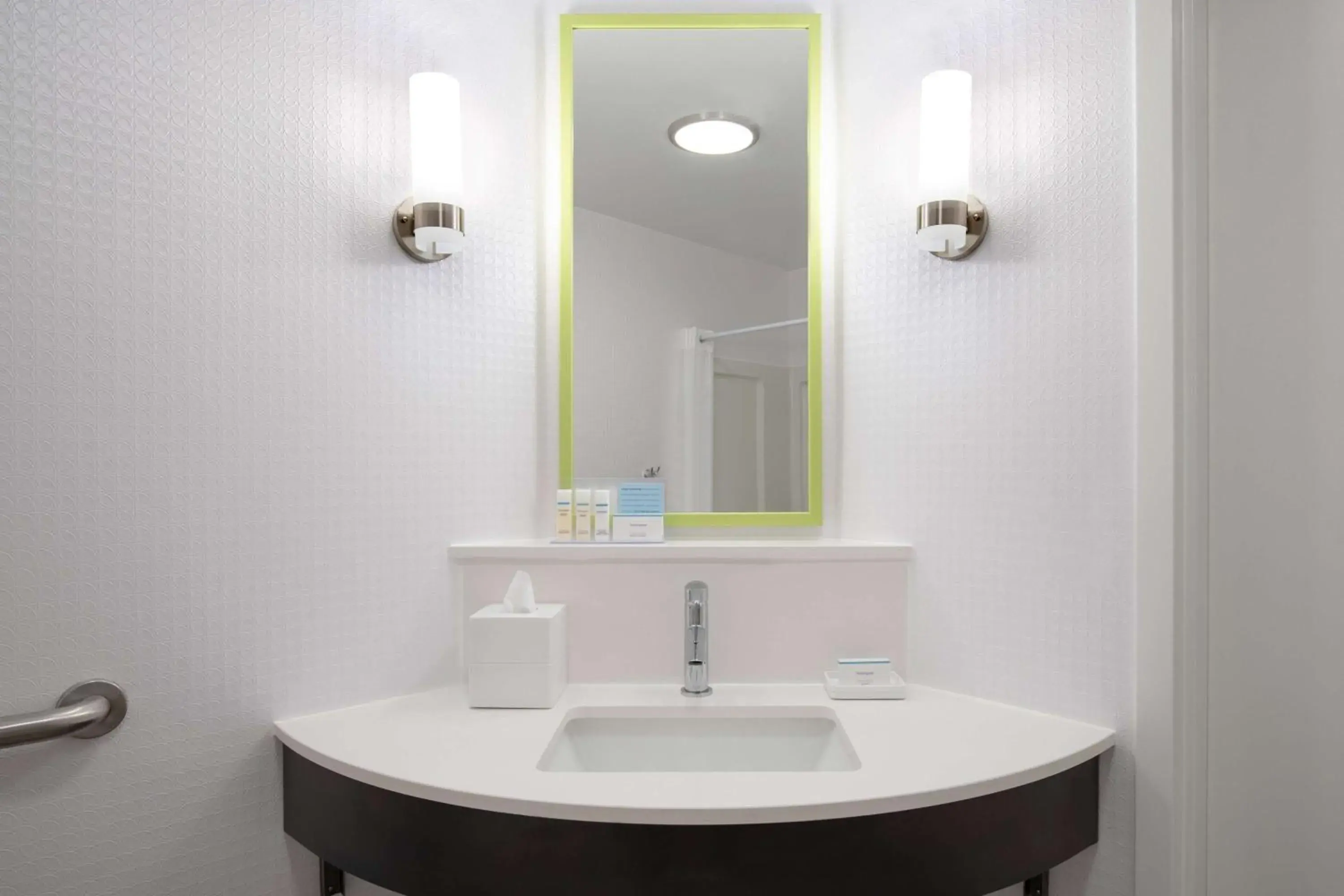 Bathroom in Hampton Inn Greenville-Simpsonville Bathroom in Hampton Inn Greenville-Simpsonville