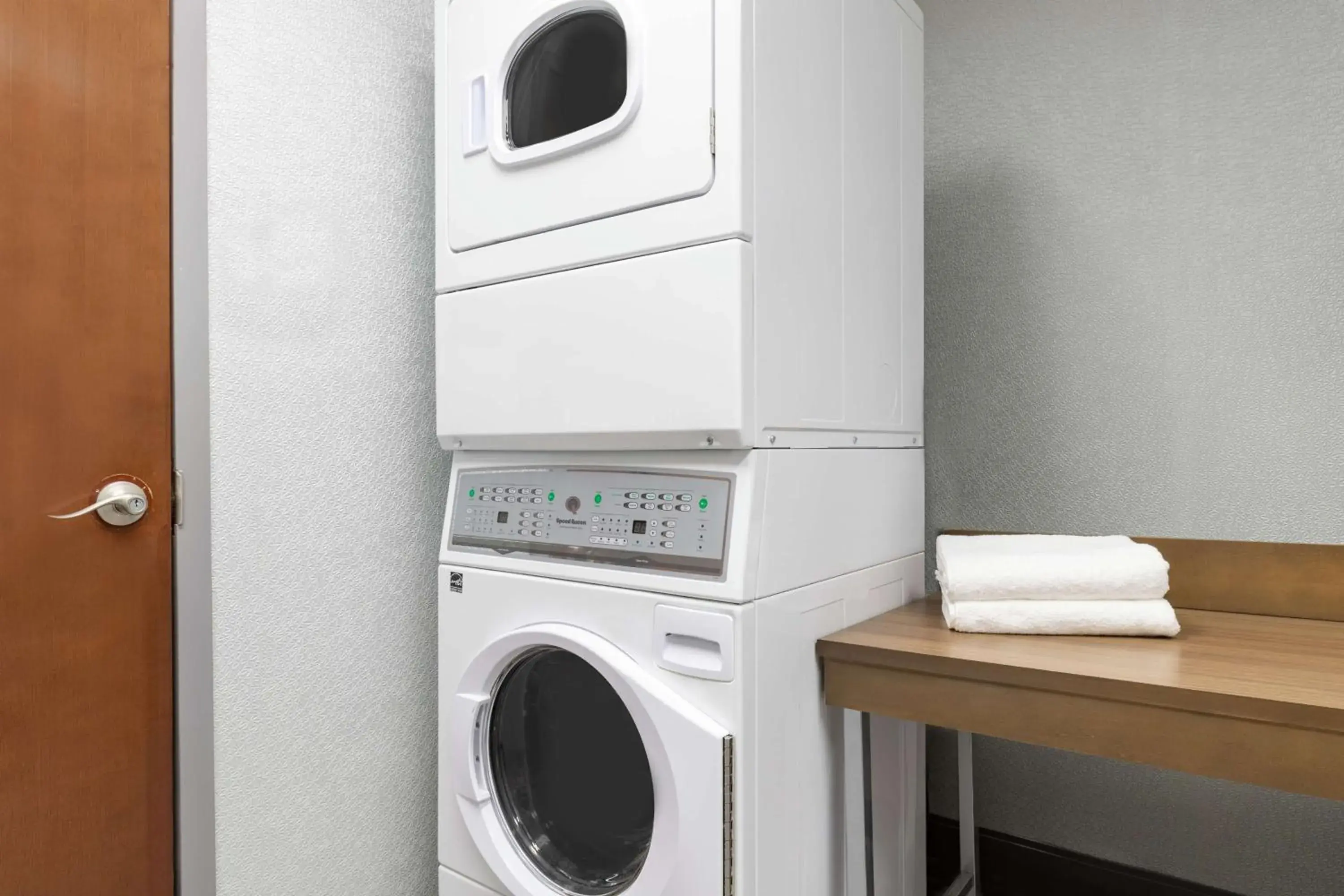 Property building in Hampton Inn Greenville-Simpsonville Property building in Hampton Inn Greenville-Simpsonville