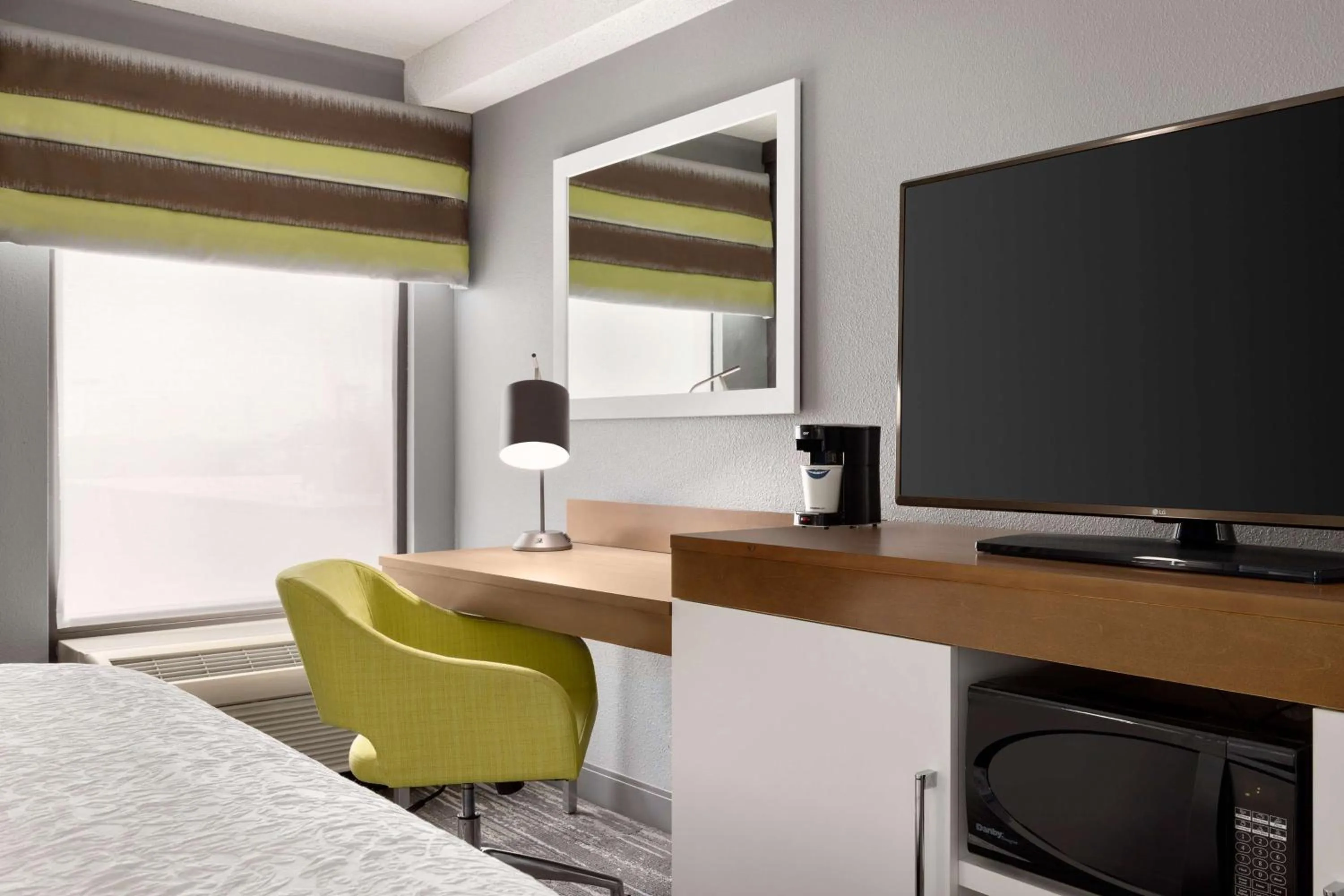 Bedroom in Hampton Inn Greenville-Simpsonville