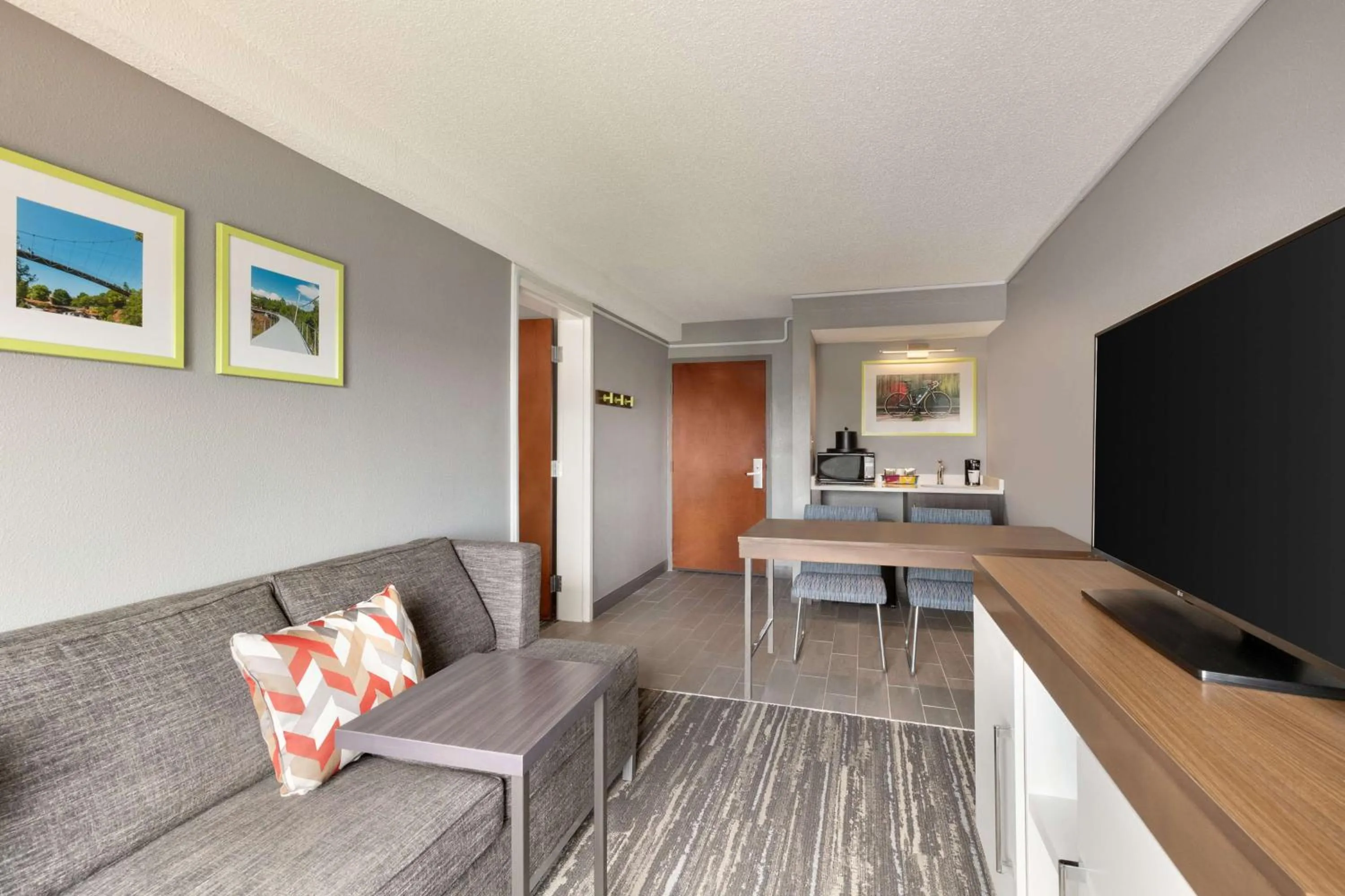 Living room in Hampton Inn Greenville-Simpsonville